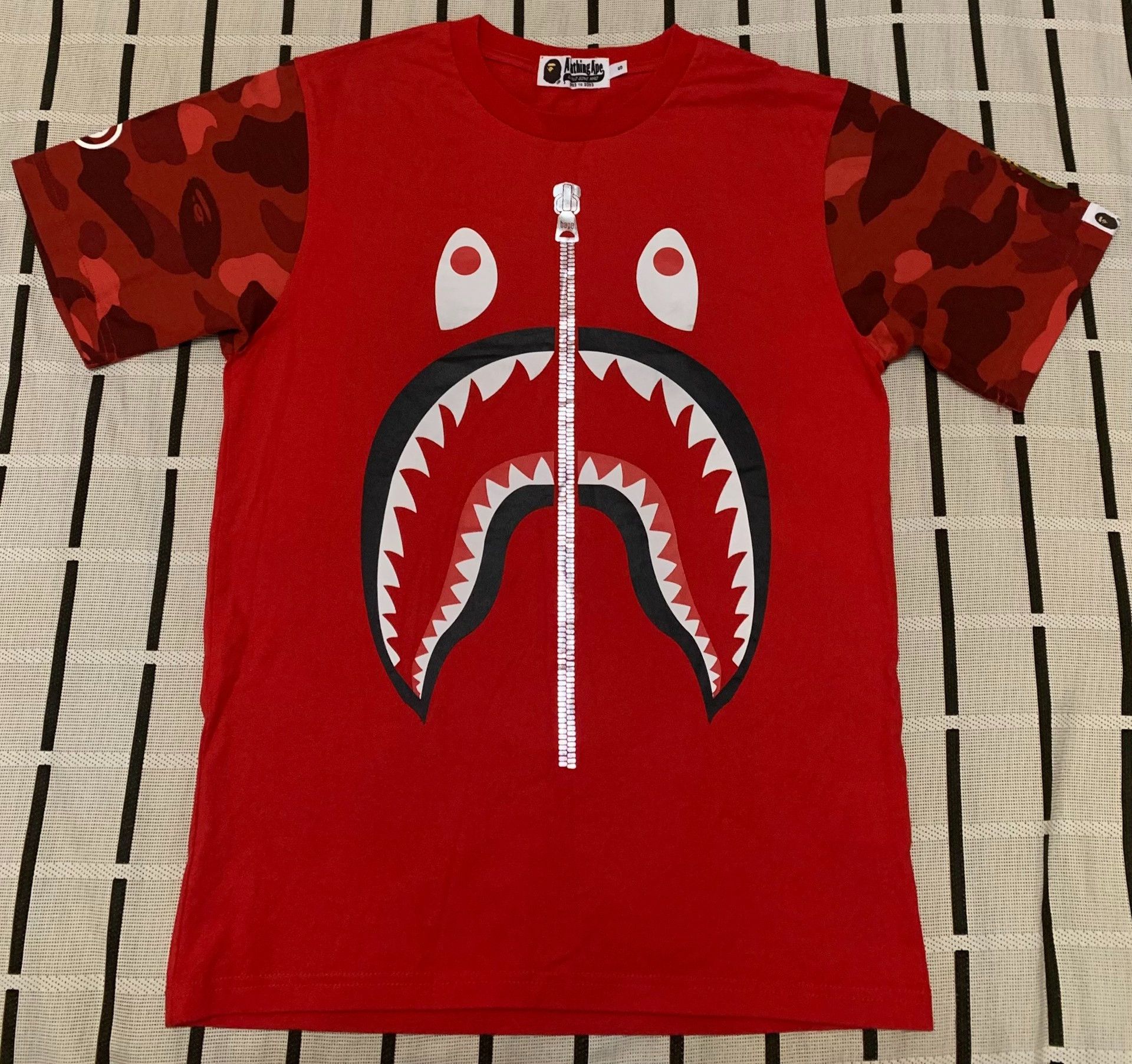 Bape Bape Shark Camo Red T-Shirt S Men Size US S / EU 44-46 / 1 - 1 Thumbnail