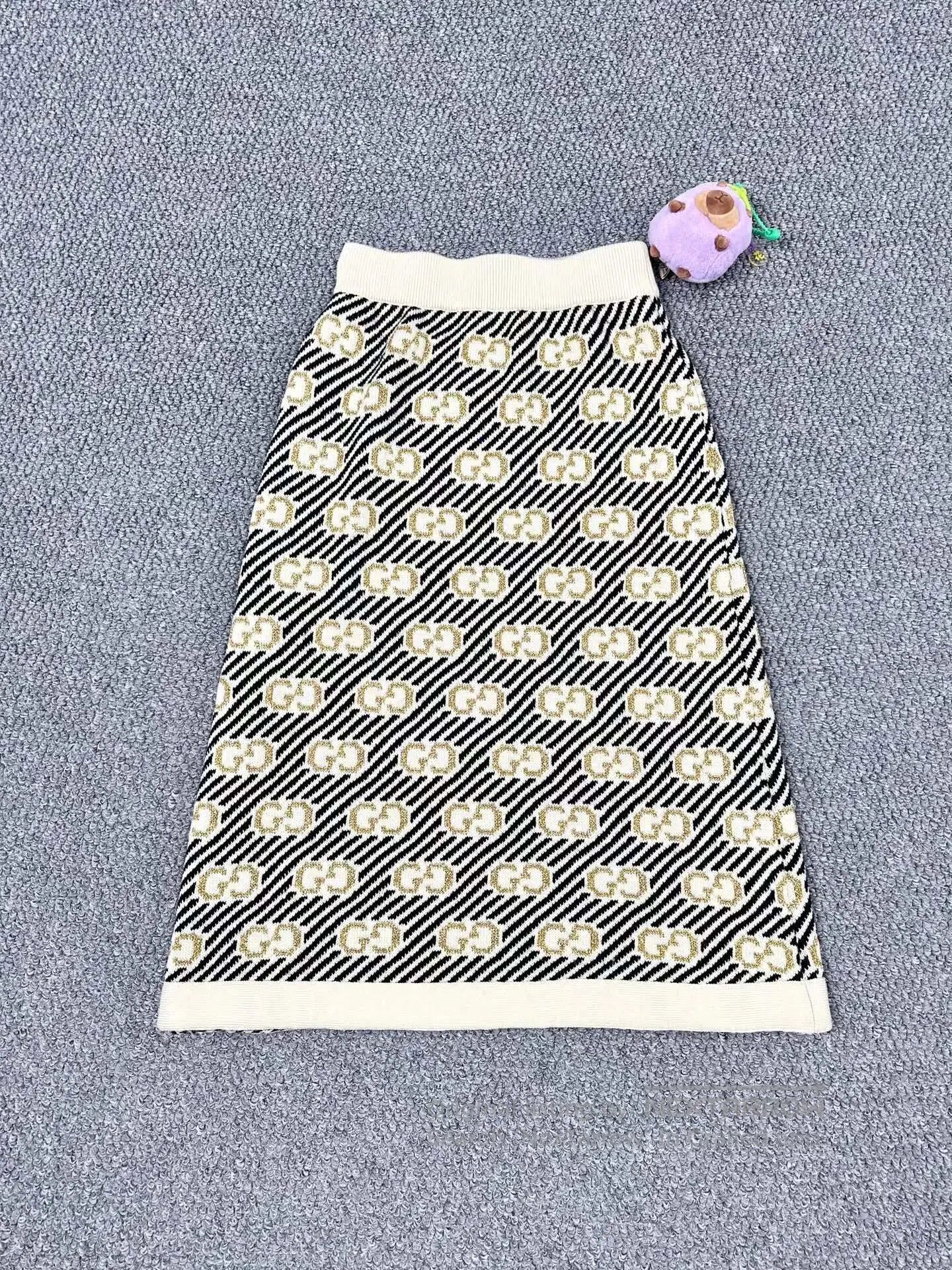 Gucci Guicci size M Khaki Color Golden Thread Double G Letter Lo Size 25" / US 0 / IT 36 - 1 Thumbnail