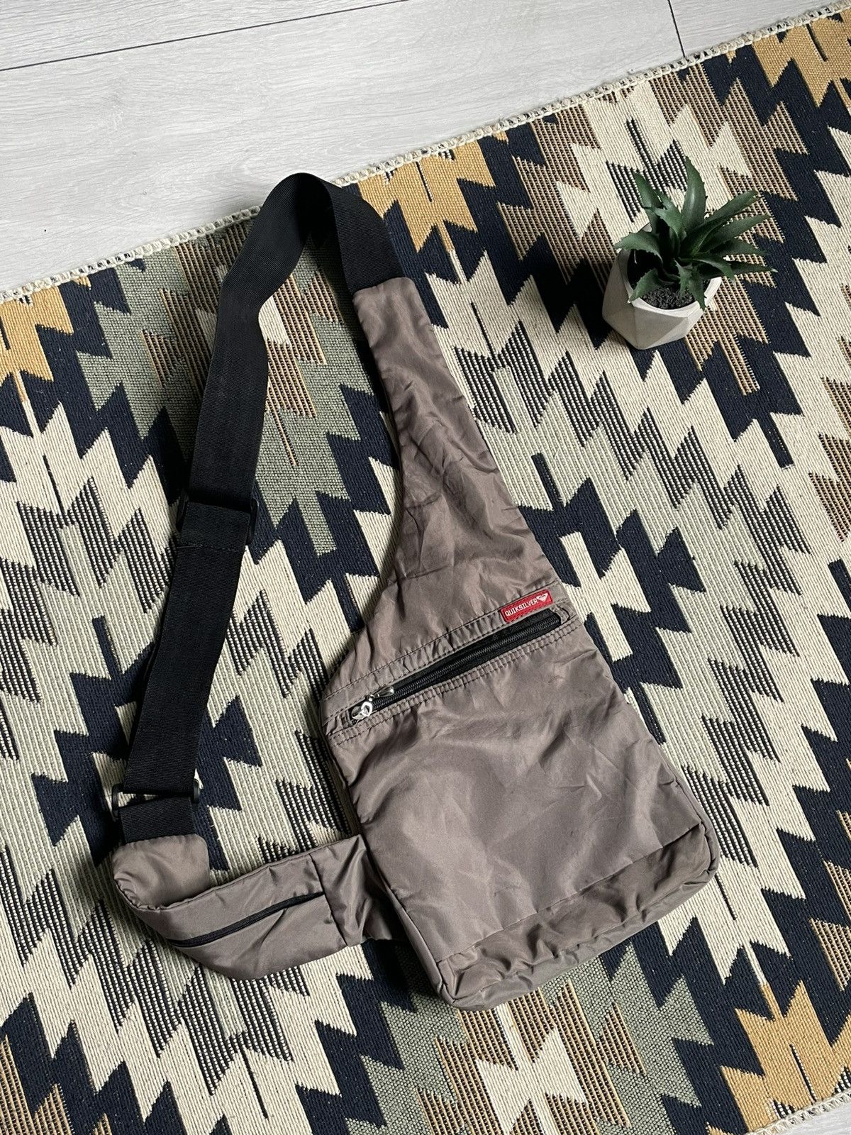 Quiksilver Vintage Quiksilver Y2K Logo Sling Bag Crossbody Size ONE SIZE - 1 Thumbnail