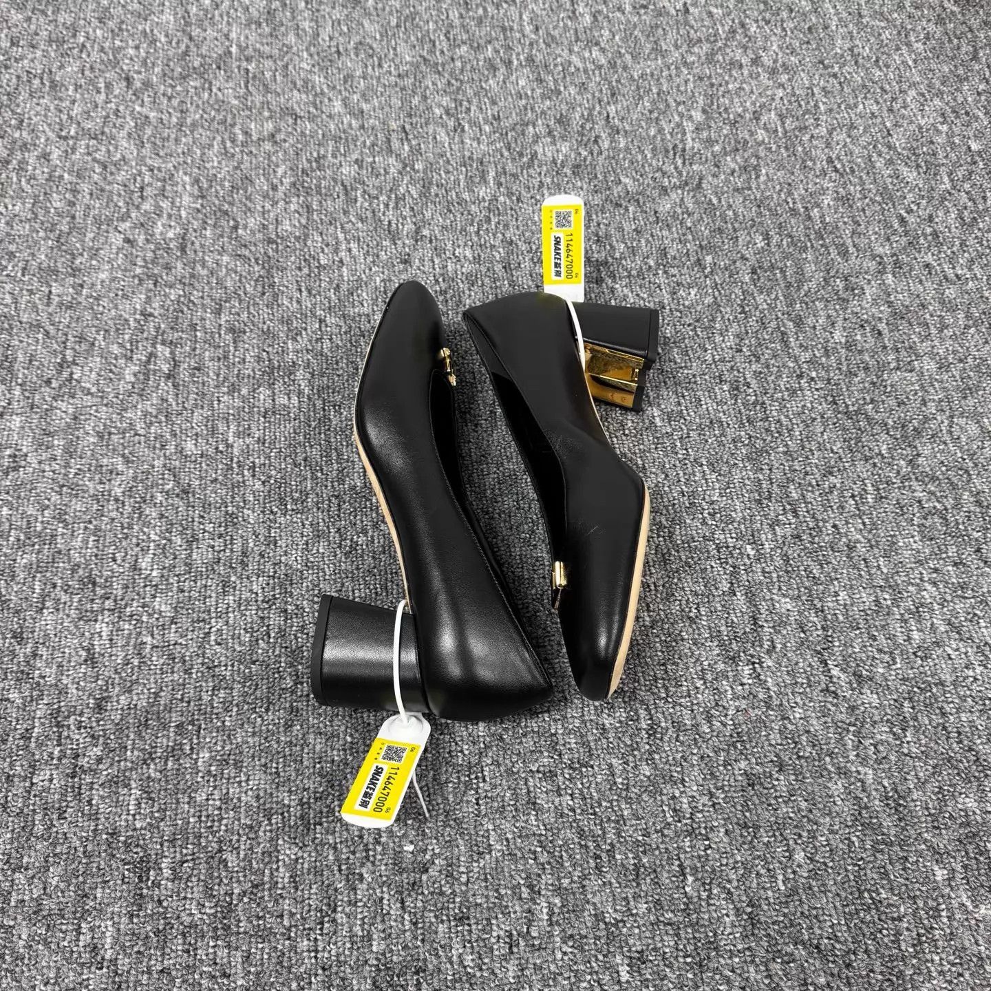 Louis Vuitton Louis Vuitton black gold logo square toe block heel 39 Size US 8.5 / IT 38.5 - 4 Thumbnail