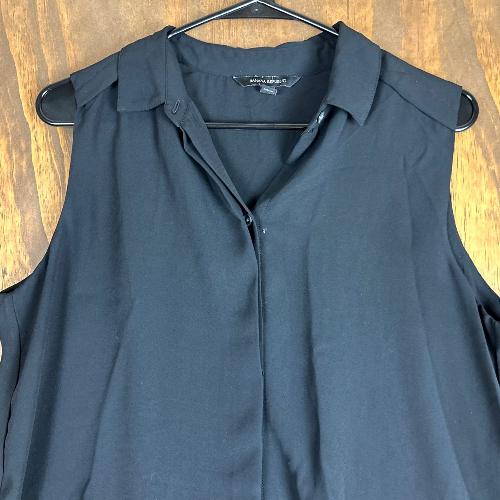 Banana Republic Banana Republic Womens Blouse Black V Neck Sleeveless Button Down Medium Size M / US 6-8 / IT 42-44 - 2 Thumbnail