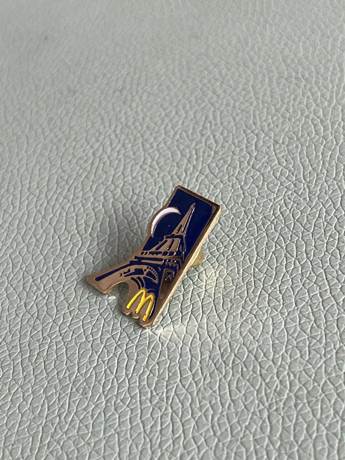 Junk Food Mc Donald’s x Paris vintage pin (90’s) Size ONE SIZE - 3 Thumbnail