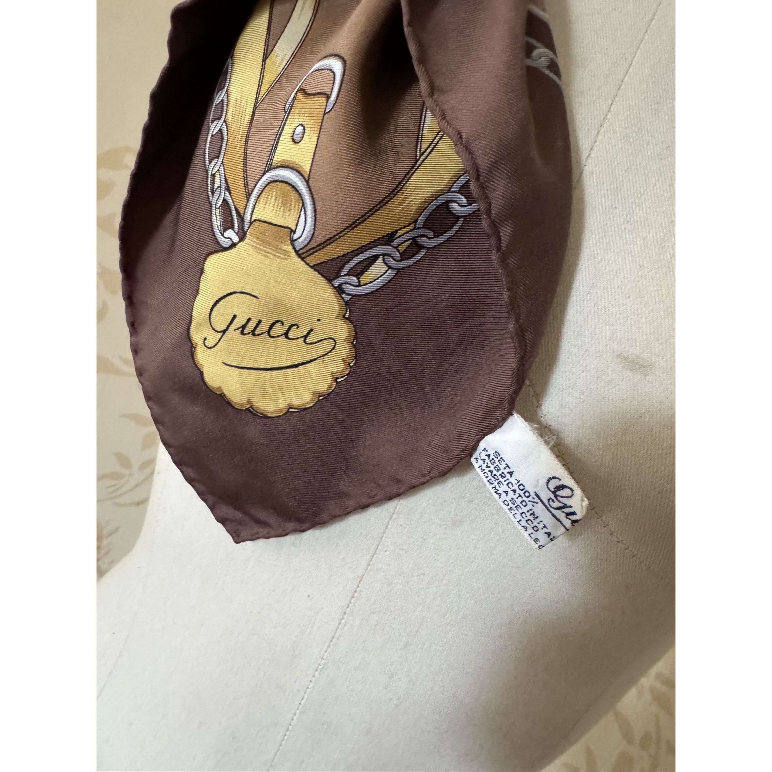 Gucci Italy Gucci Beautiful Authentic Scarf 33" x 33" Silk Size ONE SIZE - 1 Thumbnail