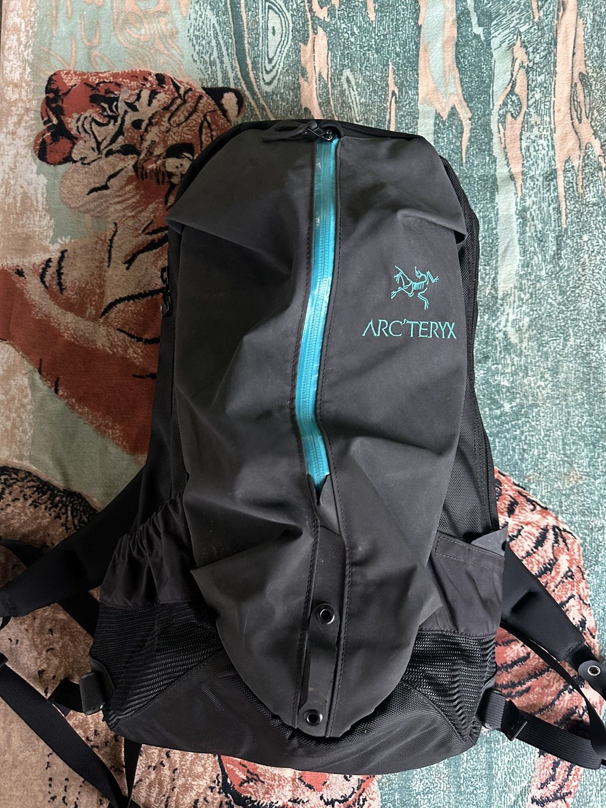 Arc'Teryx Arc'teryx Arro 22 stealth black/blue backpack | Grailed