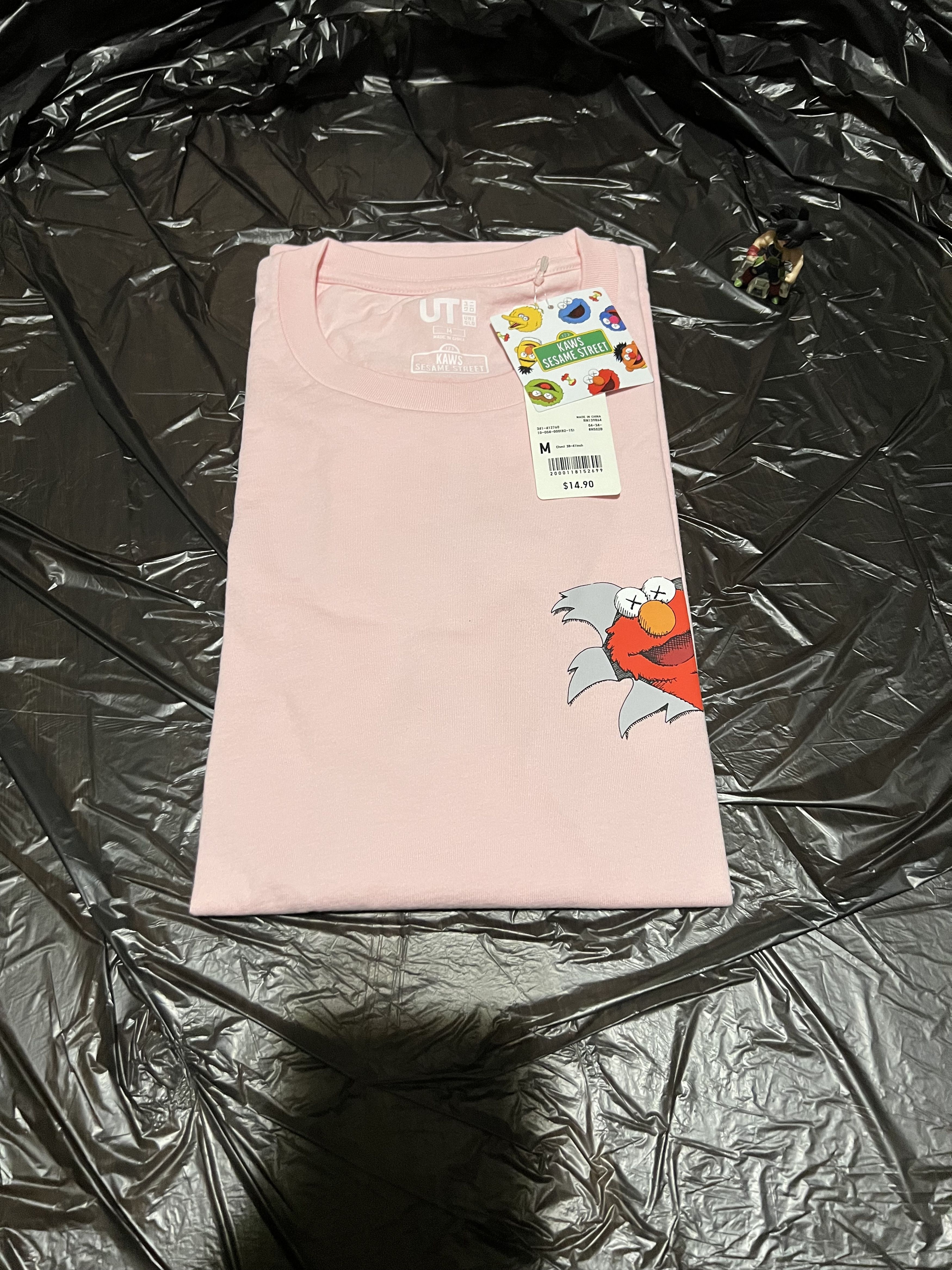 Kaws × Uniqlo Uniqlo Elmo KAWS Shirt (Never Worn) *RARE* Size US M / EU 48-50 / 2 - 1 Thumbnail