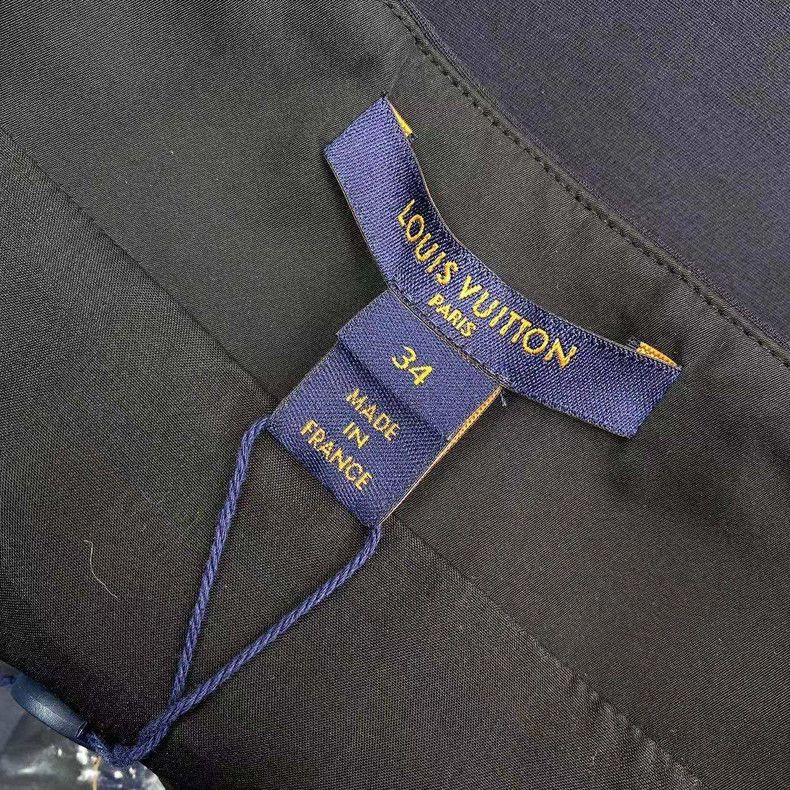 Louis Vuitton Louis Vuitton Sheepwool/mulberry silk black gold button dr Size XXS / US 00 / IT 34 - 4 Thumbnail