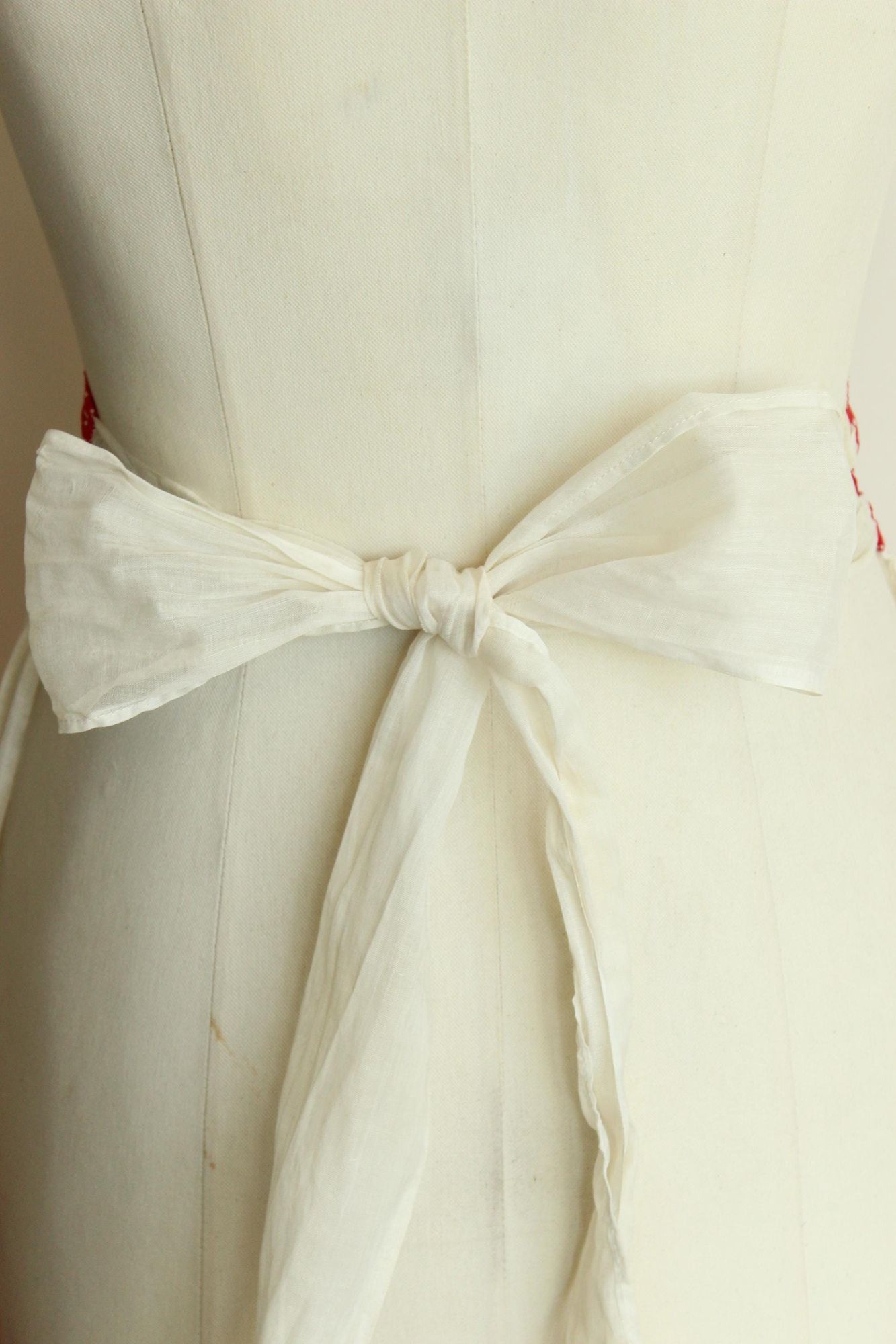 Vintage Vintage 1950s Half Apron, White Cotton Organdy with Red and Size ONE SIZE - 9 Thumbnail