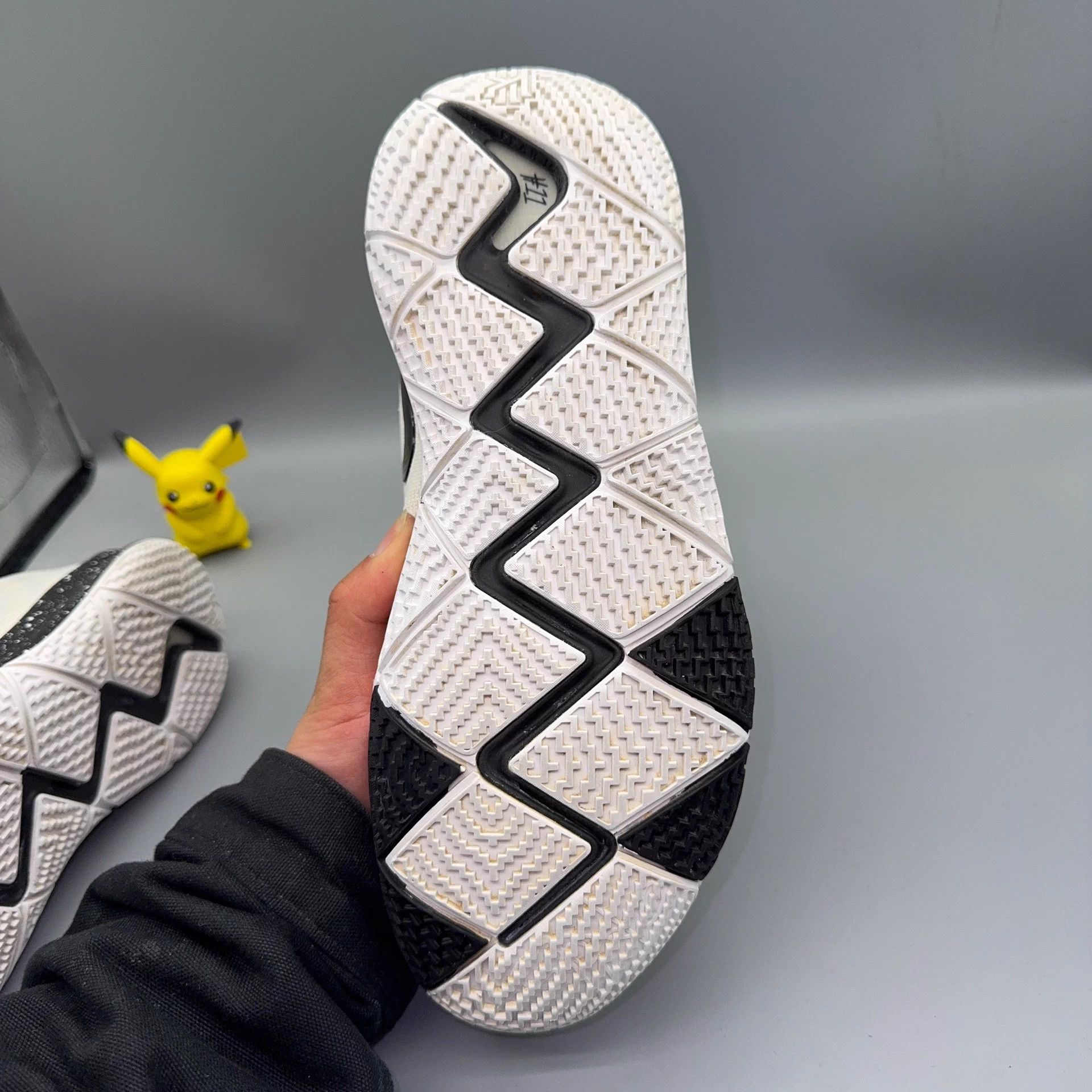 Nike Nike Kyrie 4 Black White Oreo 42.5 Size US 9.5 / EU 42-43 - 8 Thumbnail