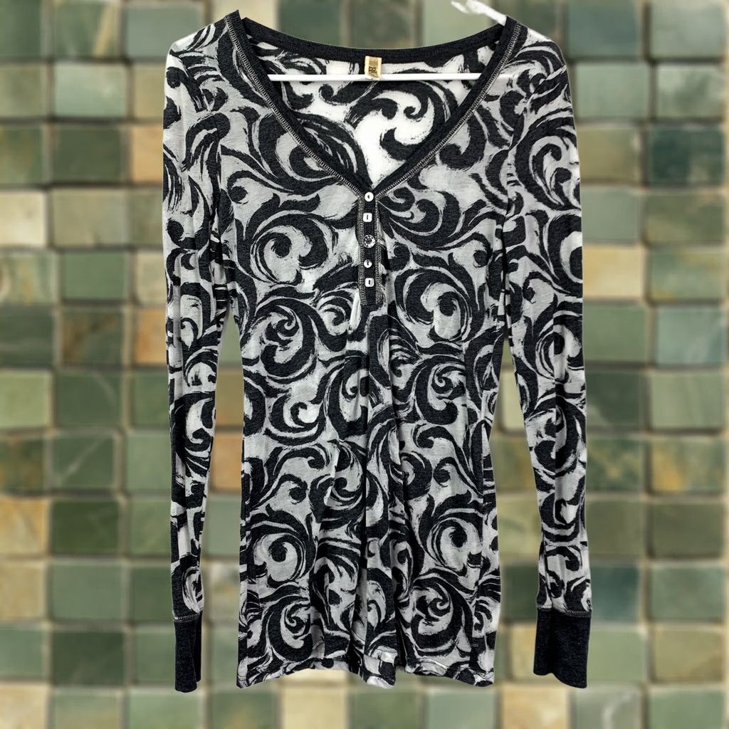 BKE BKE Henley Shirt Gray White Swirl Abstract Long Sleeve Top Medium Juniors Womens Made in Canada Size M / US 6-8 / IT 42-44 - 1 Thumbnail