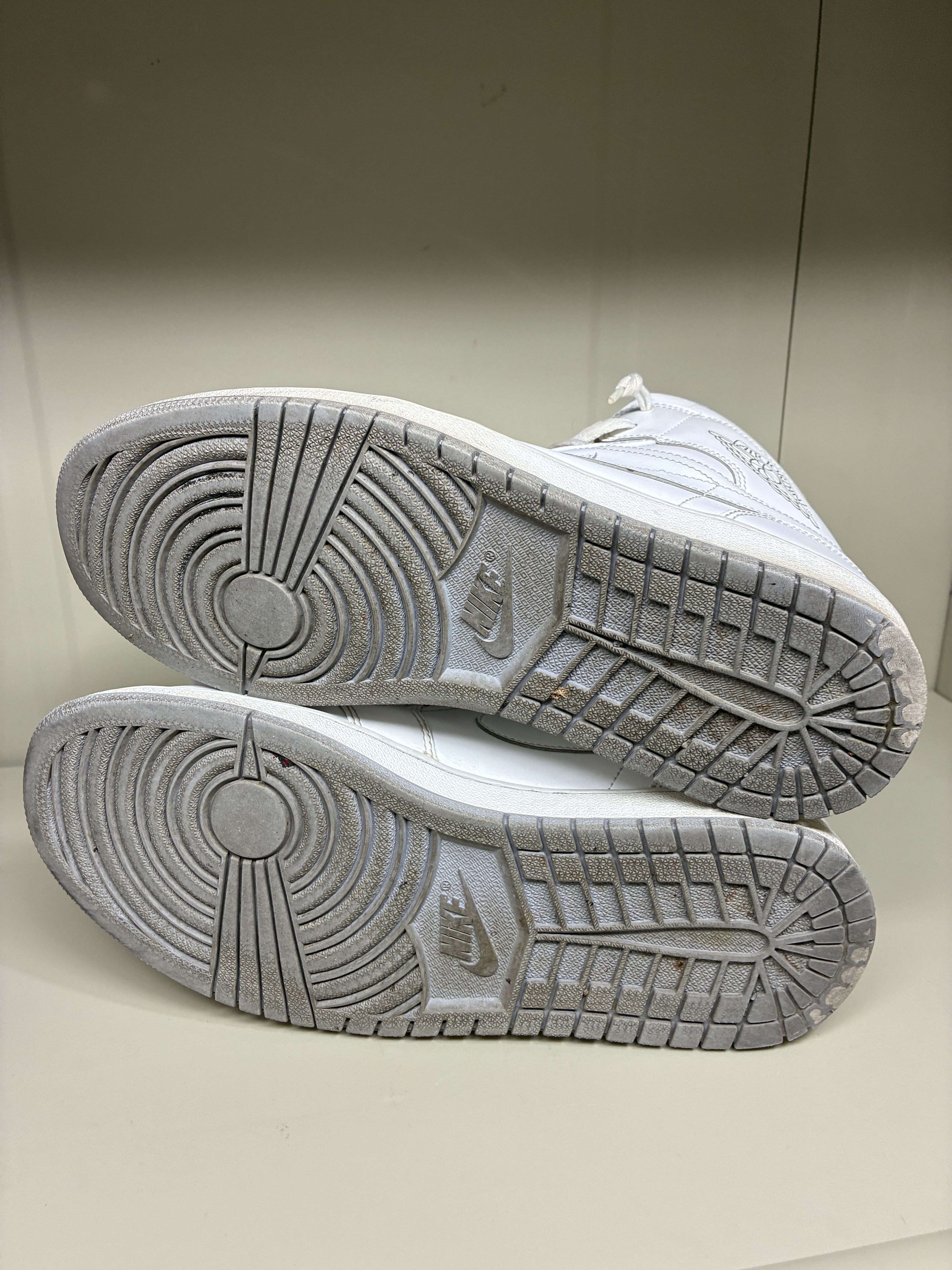 Nike Nike Air Jordan 1 Mid White Wolf Grey 2016 Men's Size 11 Size US 11 / EU 44 - 6 Thumbnail