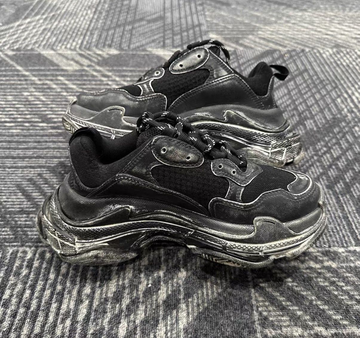 Balenciaga Balenciaga Triple S Distressed Sneakers J42 Size US 7 / IT 37 - 5 Thumbnail