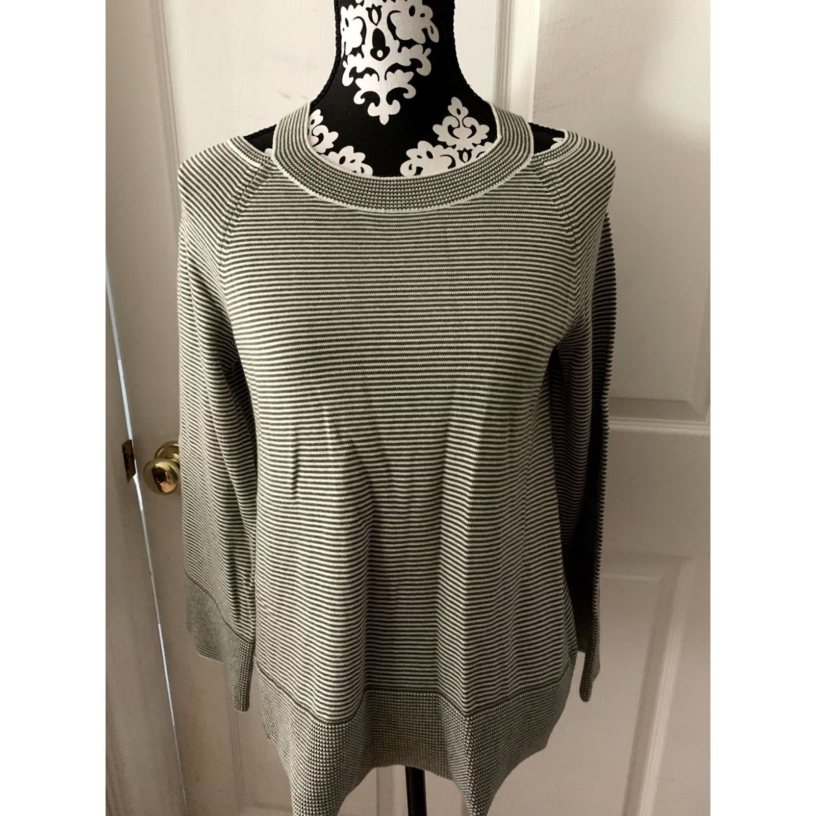 Loft Loft Blouse Shirt Knit Flared Sleeve Cutout Neck Multicolor Striped S Womens Travel Office Work SZ S Size S / US 4 / IT 40 - 2 Thumbnail