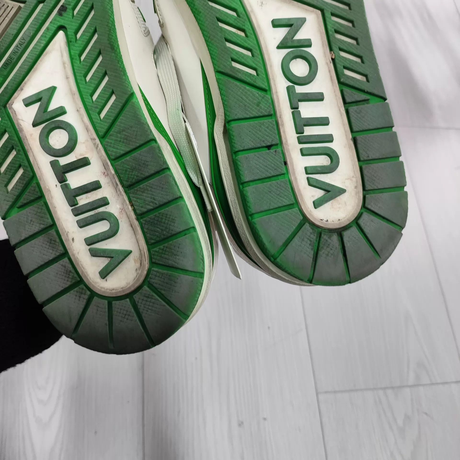 Louis Vuitton LV Leather White Green Trainer 9 Size US 9 / EU 42 - 4 Thumbnail