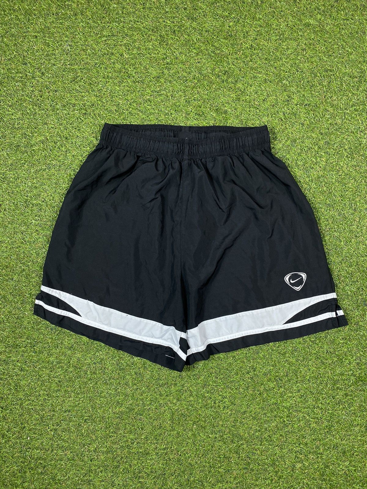 Nike Vintage Nike shorts streetwear swoosh casual y2k size L Size US 34 / EU 50 - 1 Thumbnail
