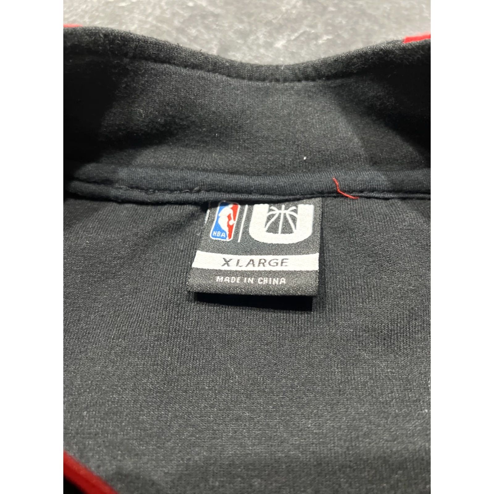 NBA NBA Chicago Bulls Unisex XL Long Sleeve Zip Up Jacket Black Red Logo Zipper Athletic Casual Basketball United Adults Size US XL / EU 56 / 4 - 7 Thumbnail