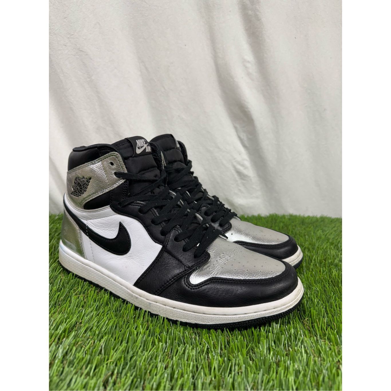 Jordan Brand Nike Air Jordan 1 Retro High Silver Toe Black Womens 12 10.5 Size US 12 / IT 42 - 1 Thumbnail