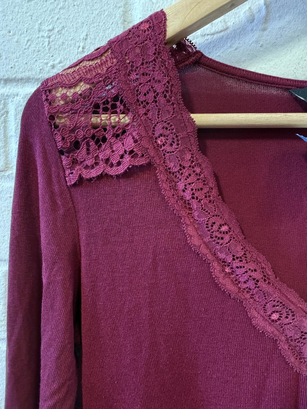 Designer Dorothy Perkins Burgundy Wrap Top with Lace Detail Size M / US 6-8 / IT 42-44 - 4 Thumbnail