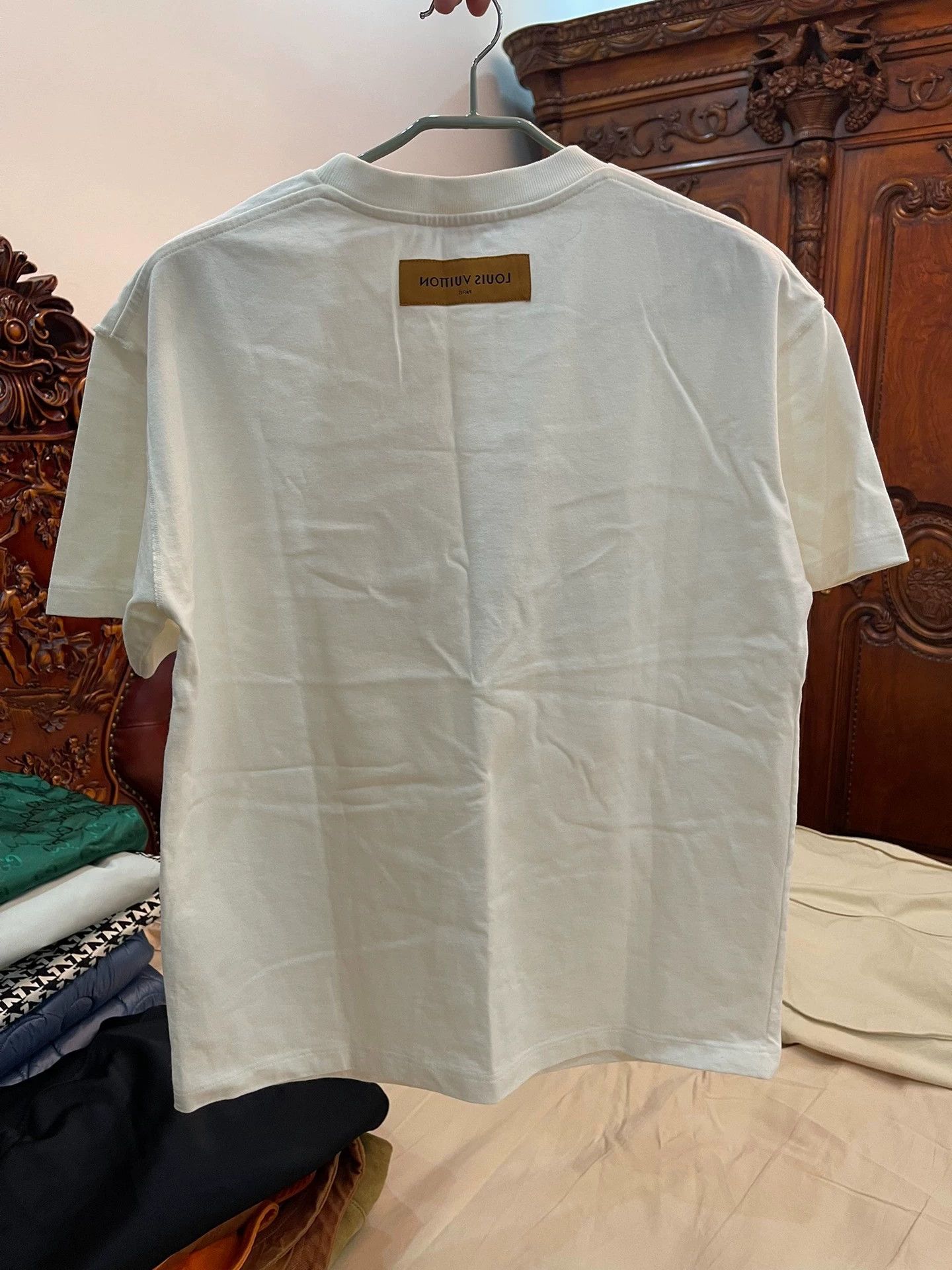 Louis Vuitton LV 2023 Rainbow Logo White M Tee Size US M / EU 48-50 / 2 - 2 Thumbnail