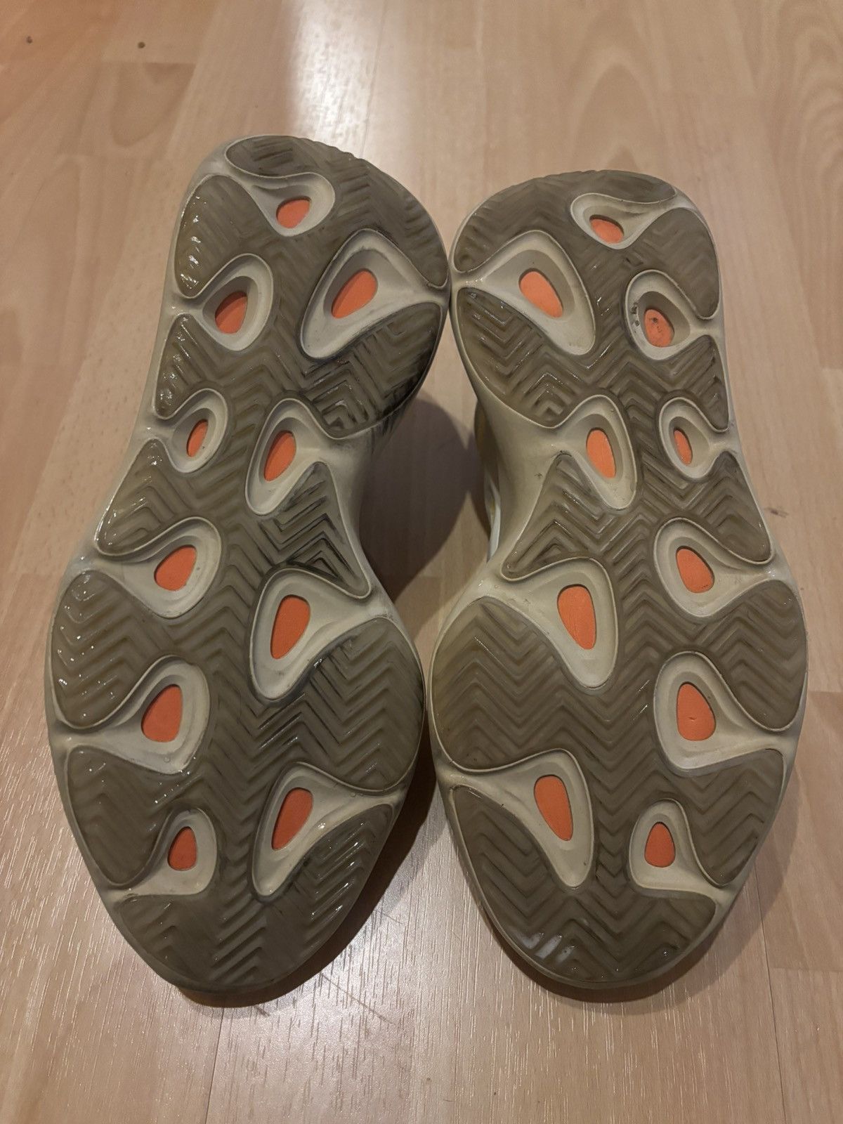 Yeezy Yeezy 700 v2 saflower Size US 11 / EU 44 - 5 Thumbnail