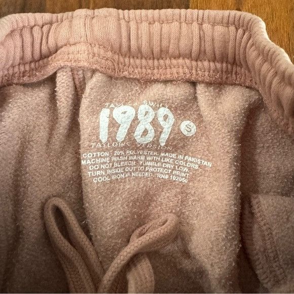 Other TALOR SWIFT 1989 PINK TOUR TAYLOR’S VERSION SWEATPANTS SZ SM Size 24" / US 00 / IT 34 - 6 Thumbnail