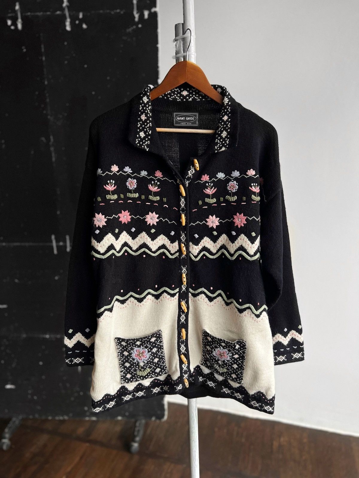 Vintage Avant Garde Vintage Womens 90s Long Sleeve Floral Cardigan Size ONE SIZE - 1 Thumbnail