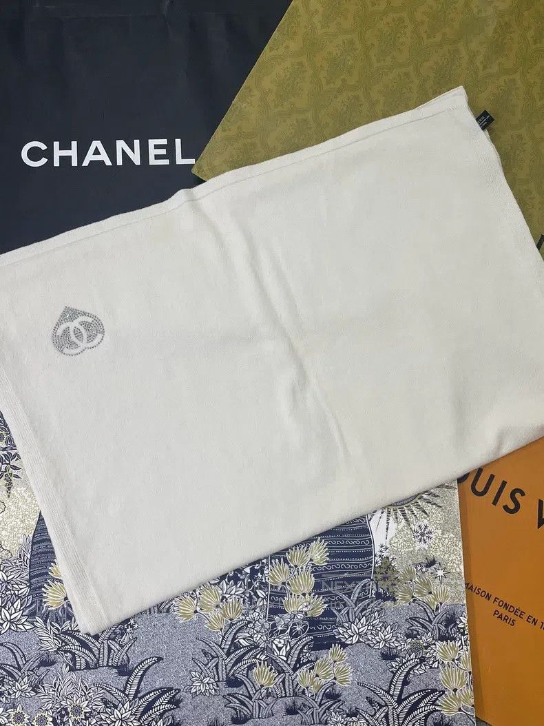 Chanel Chanel Beige double C rhinestone large scarf Size ONE SIZE - 3 Thumbnail