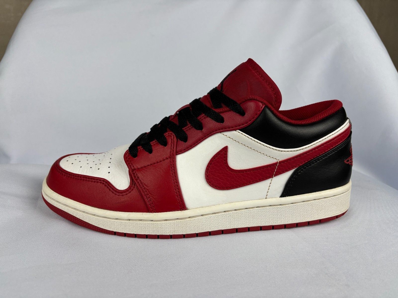 Jordan Brand Nike Air Jordan 1 Low Bulls Reverse Sneakers US 10 EU 44 Size US 10 / EU 43 - 1 Thumbnail