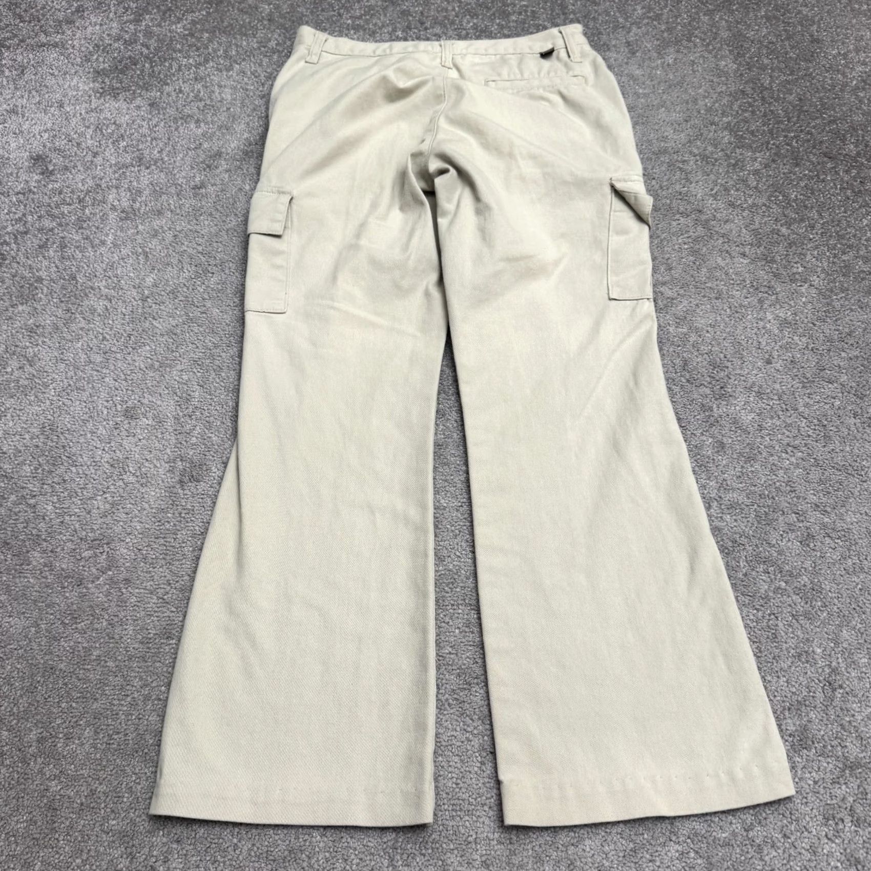 Levi's VINTAGE Levi's Cargo Pants Womens 9 Beige Flared 90s Retro Mid Rise Jeans Style Cotton Pant Size 30" / US 8 / IT 44 - 2 Thumbnail