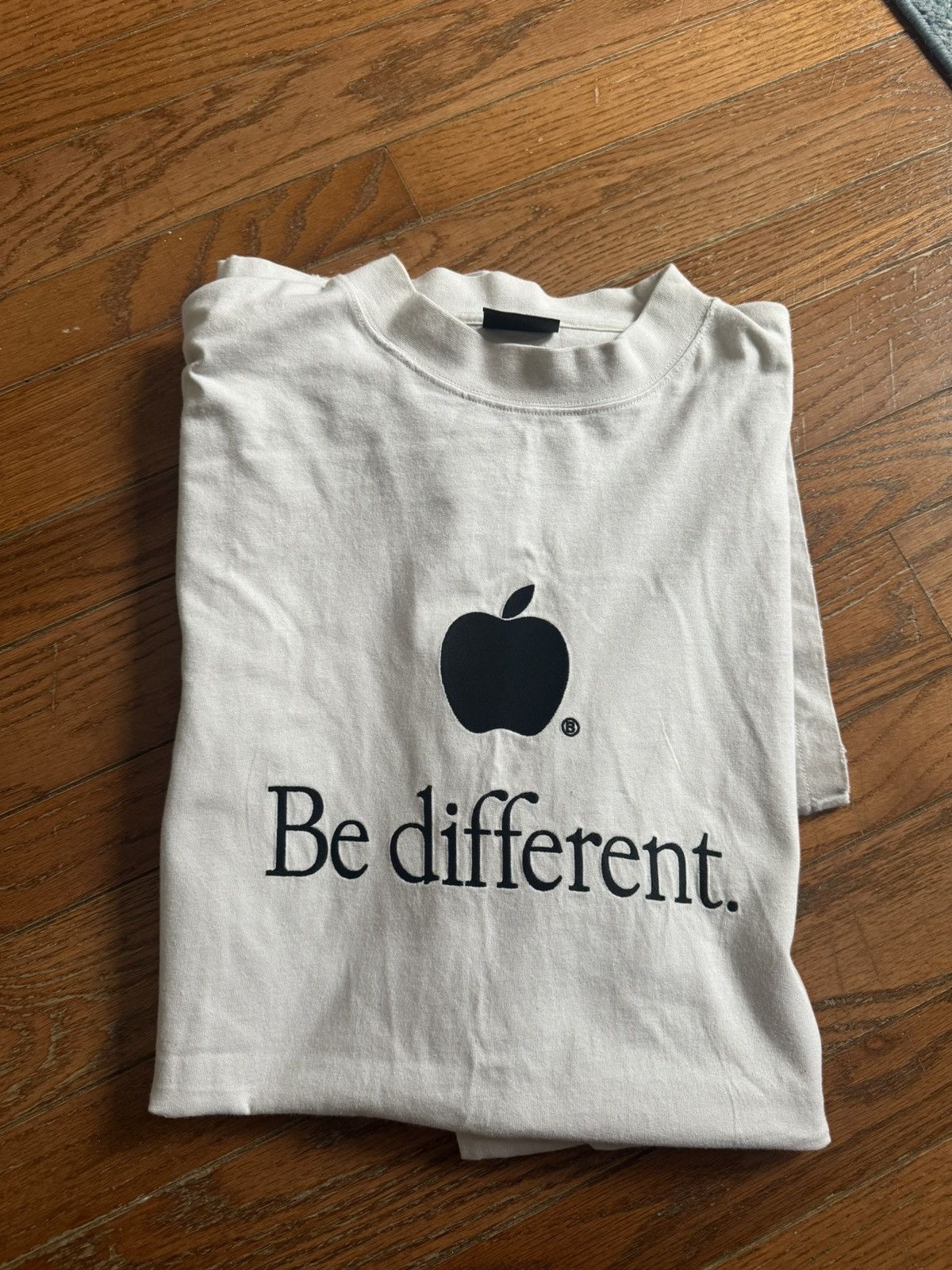 Balenciaga BALENCIAGA 22AW Be different embroidery T-shirt Size US L / EU 52-54 / 3 - 1 Thumbnail