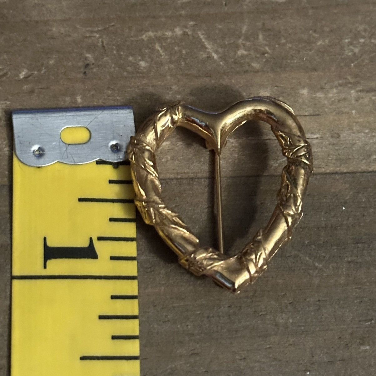 Vintage Vintage British Museum gold tone ribbon heart brooch Size ONE SIZE - 2 Thumbnail