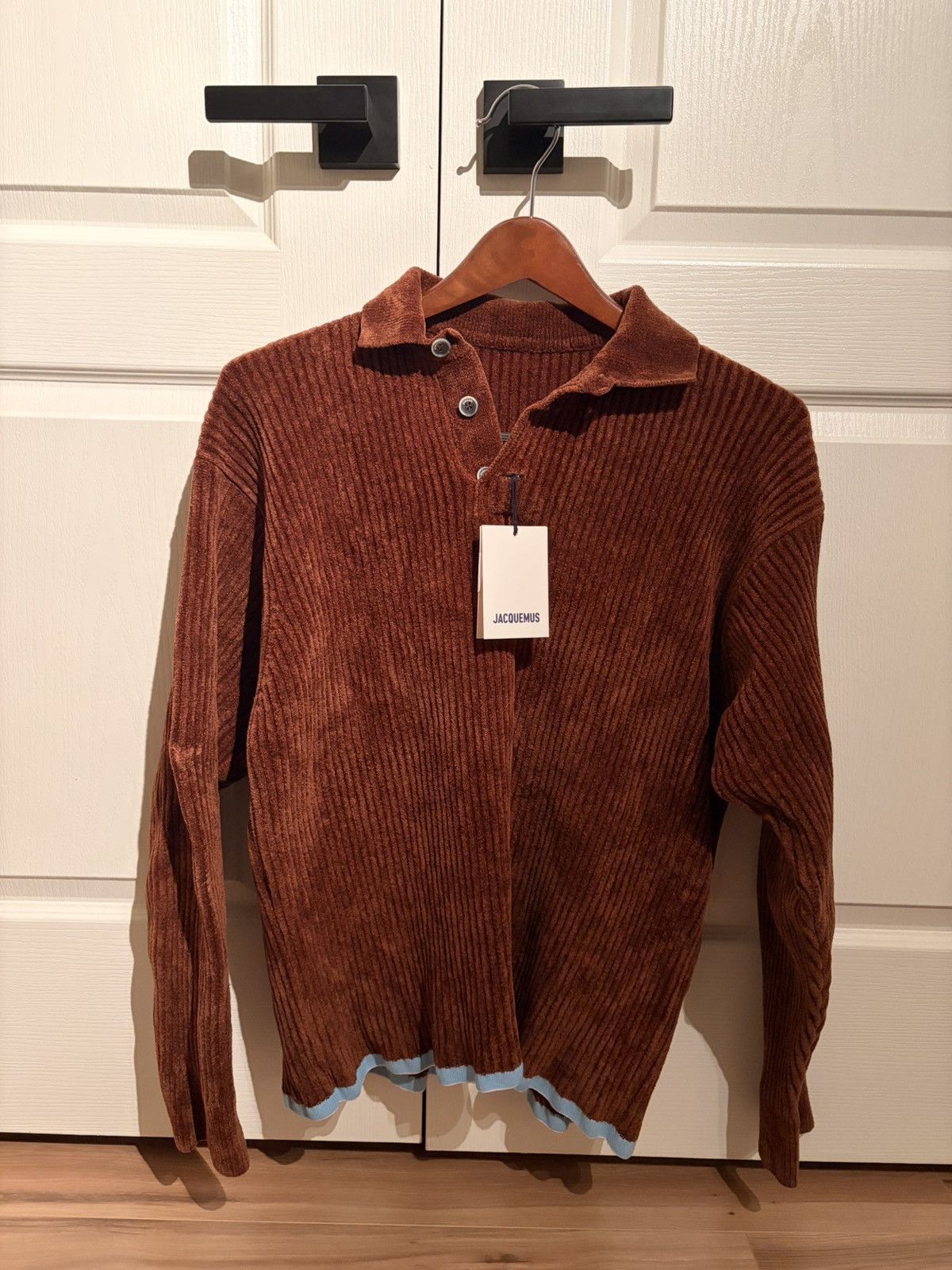 JACQUEMUS LE POLO DUCI BROWN