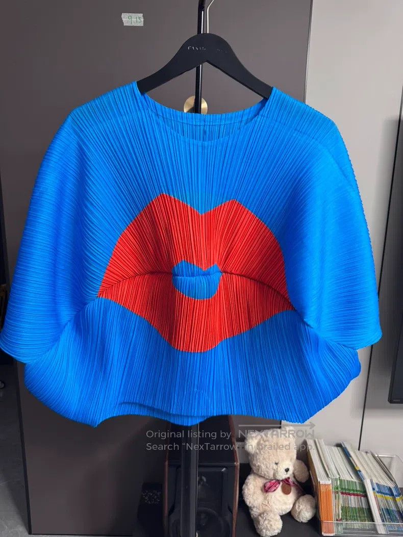 Issey Miyake size:one size Blue Top with Red Lips Print