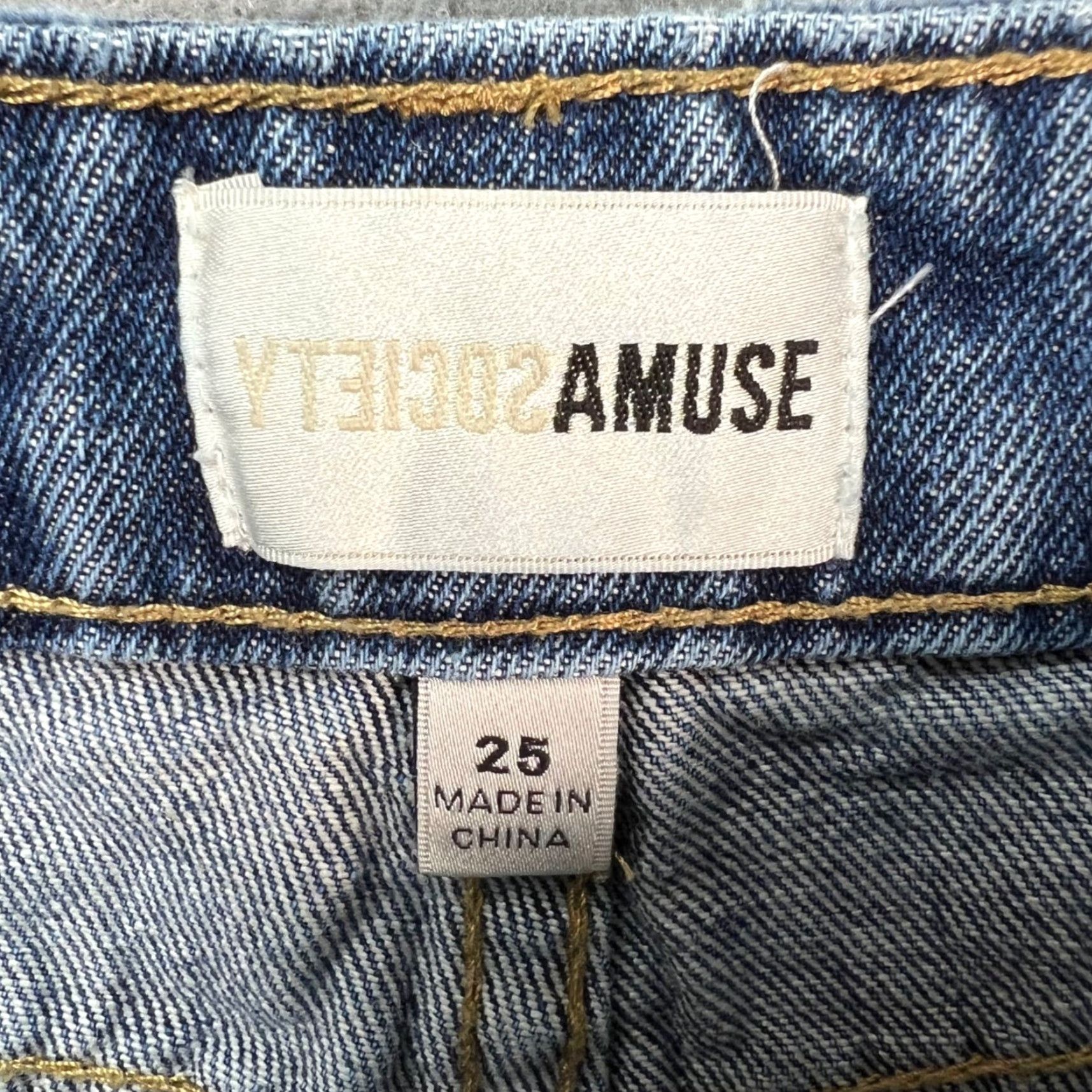 Vintage Amuse Society Womens Bermuda Shorts 25 Blue Distressed Denim Frayed Hem High Rise 5-Pocket Regular Fit Size 42" / US 20 - 3 Thumbnail