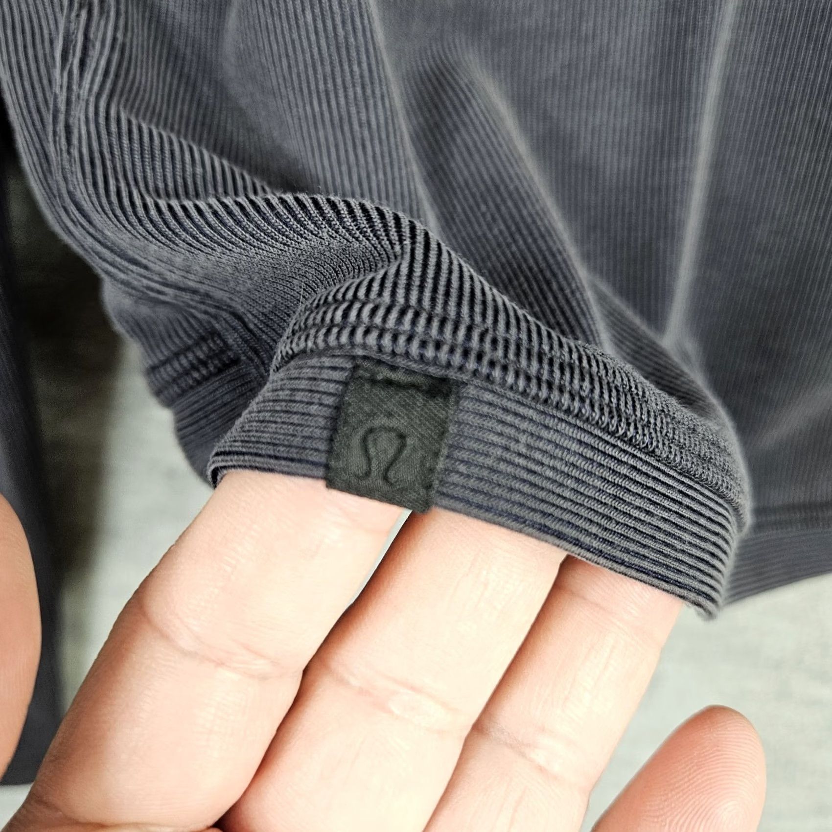 Lululemon Lululemon Do the Twist Long Sleeve Shirt Slim Fit Crew Neck Women's Size 10 Black Reversible Activewear Top 10 Women James Size L / US 10 / IT 46 - 5 Thumbnail