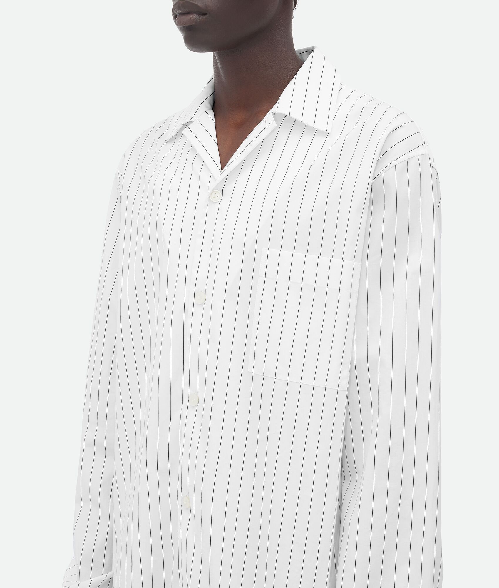 Bottega Veneta o1w1db10525 Pinstripe Poplin Long Shirt in White/Black Size US S / EU 44-46 / 1 - 4 Thumbnail