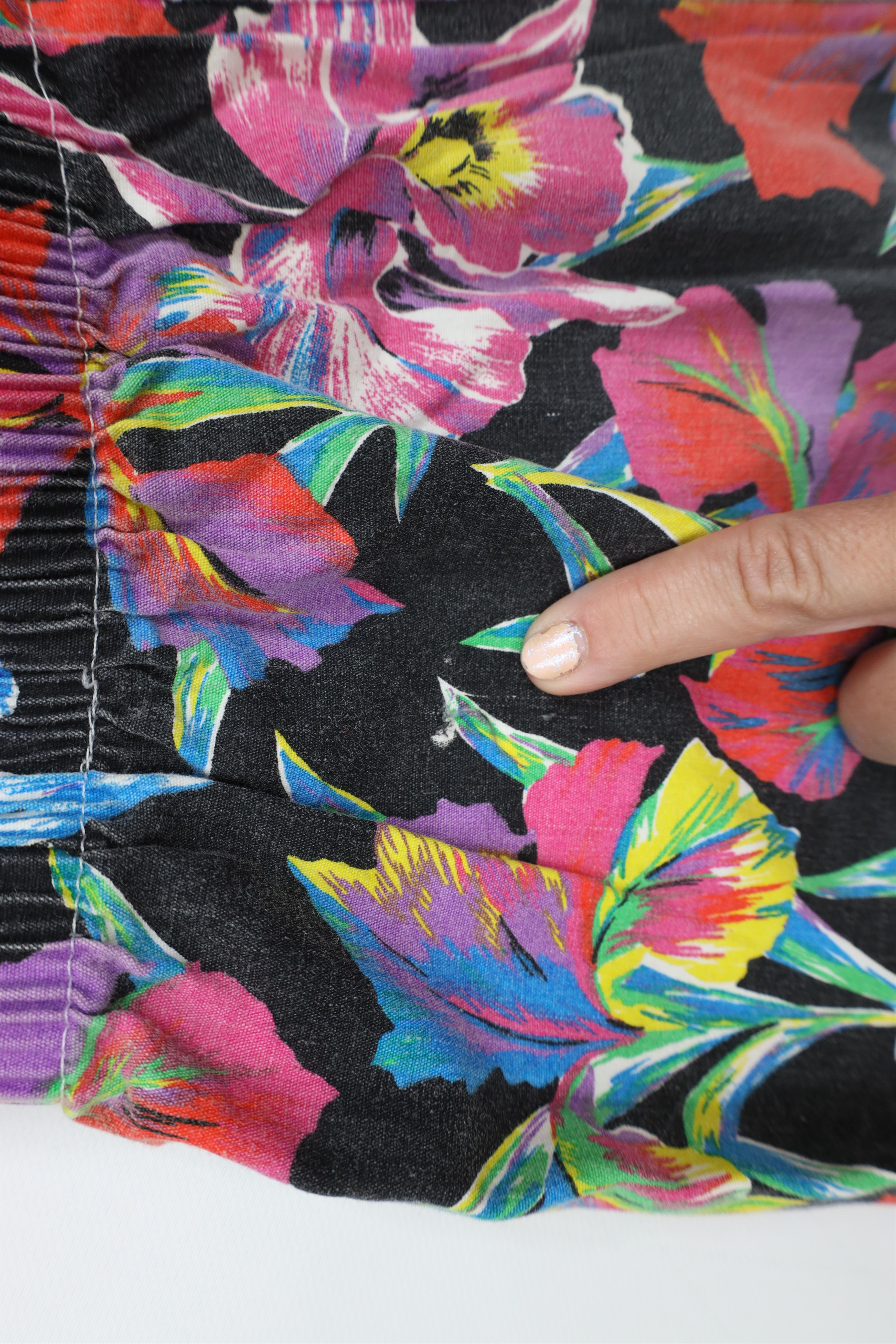 Vintage Vintage 90s Streetwear Rainbow Flower Beach Shorts USA Size 25" / US 0 / IT 36 - 14 Thumbnail