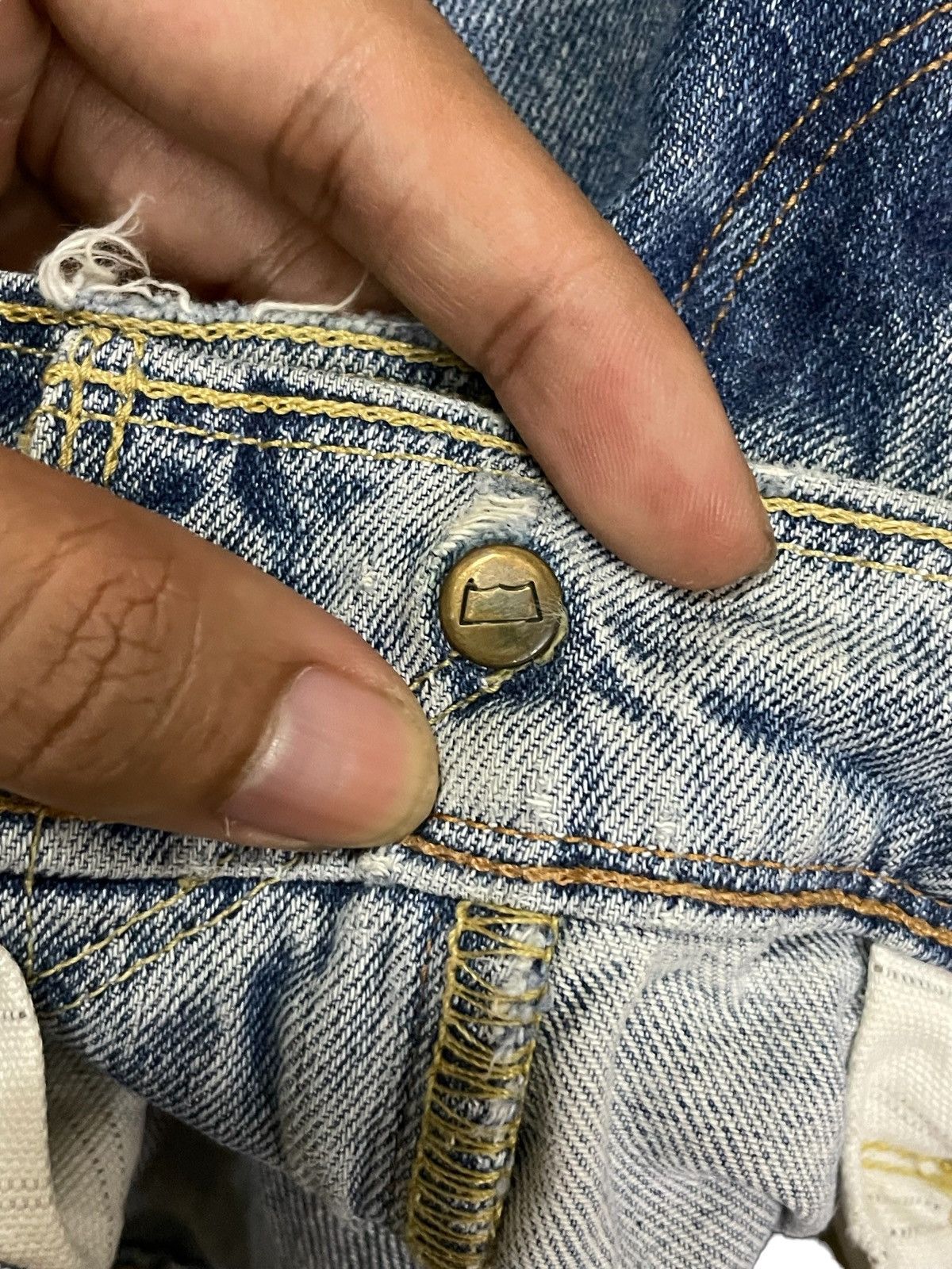 Levi's Vintage Levi’s Blue Wash Straight Loose Cut Distressed Jeans Size US 32 / EU 48 - 11 Thumbnail