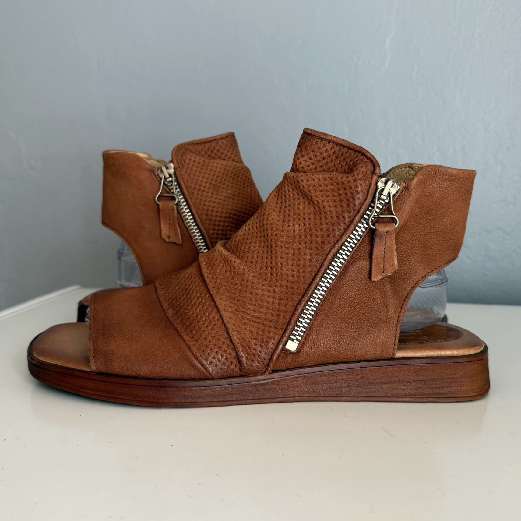 Vintage VINTAGE Miz Mooz Goddess Side Zip Leather Sandals Brown 40 Open Toe Gladiator Women Sandal, Size 9 US, Leather Upper, Brown, 3/4" Heel, Gold-Trim? Size US 10 / IT 40 - 2 Thumbnail