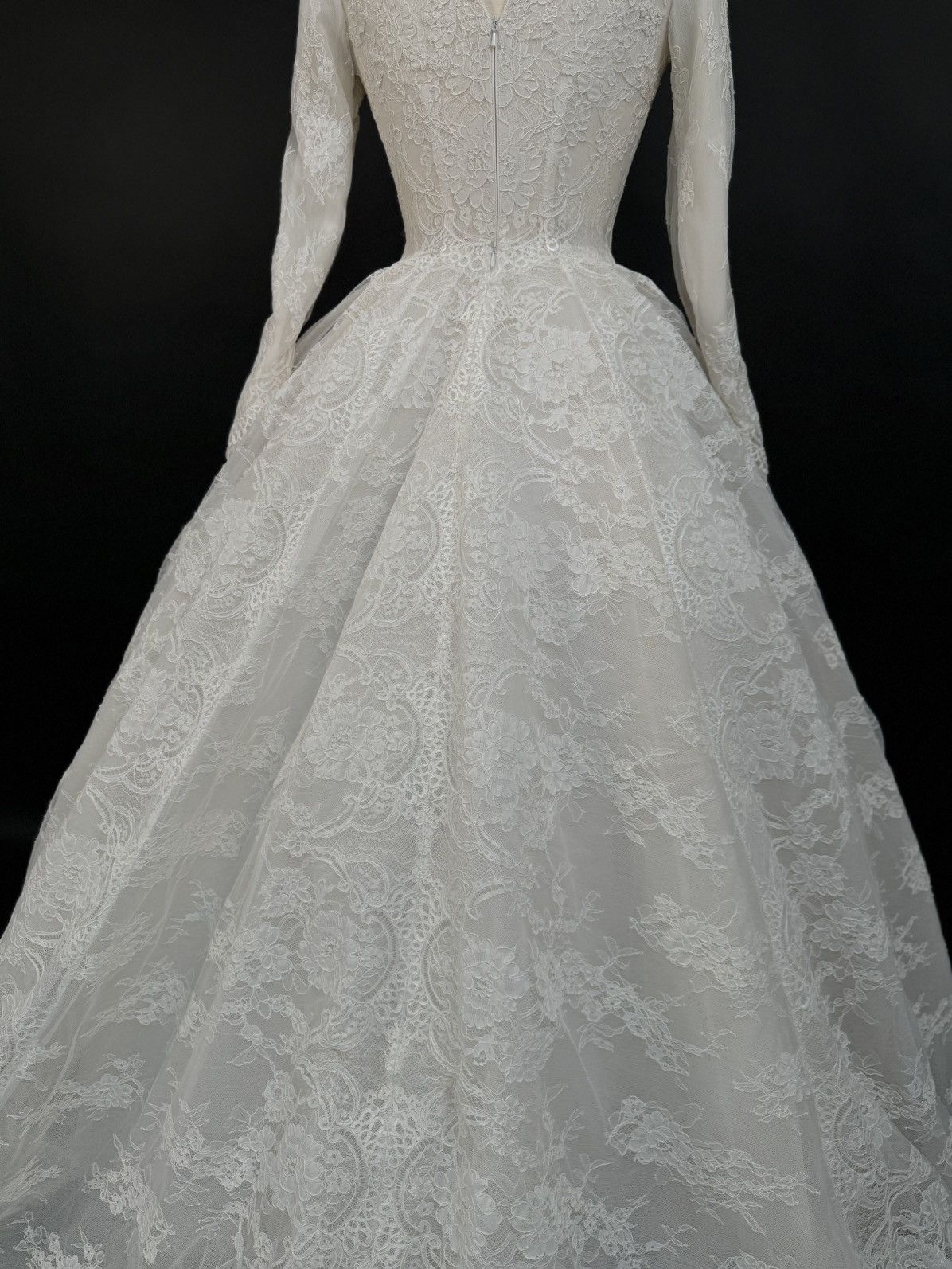 Other Preloved US 6 Anna Augusta French Corded Lace Bridal Gown Size M / US 6-8 / IT 42-44 - 8 Thumbnail