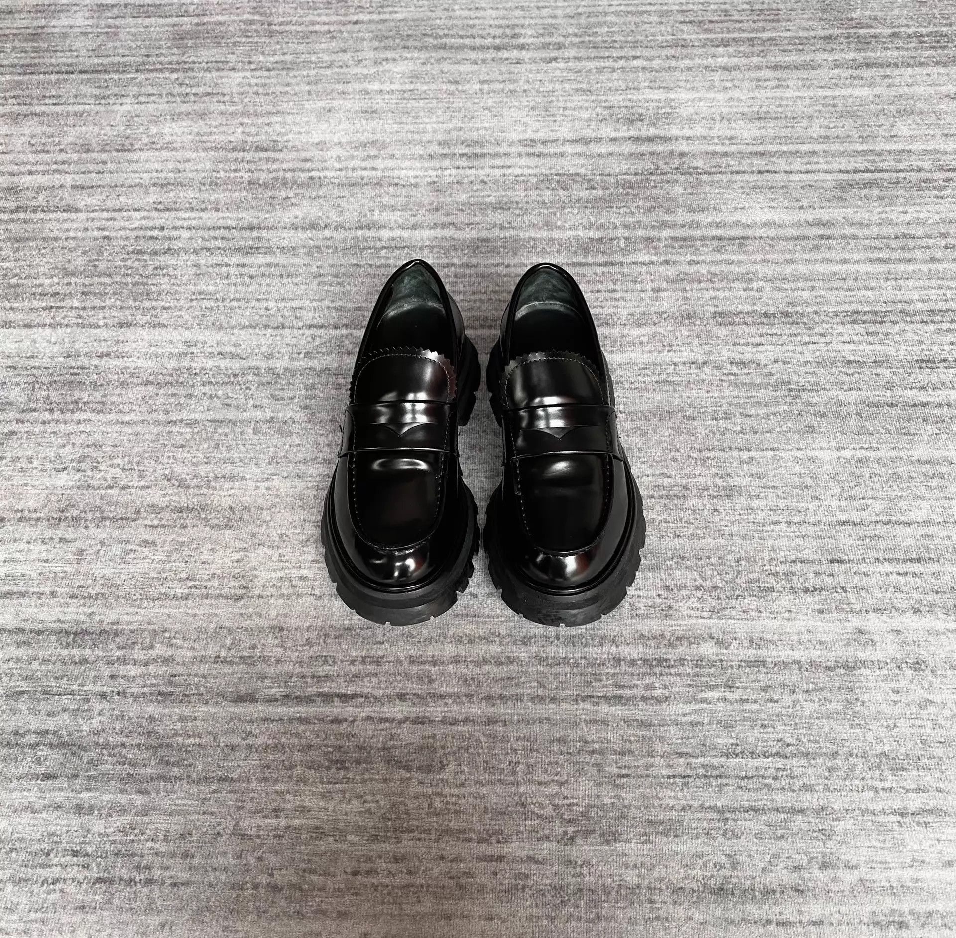 Alexander McQueen MCQUEEN Women's Round Toe Black Loafer 36 Worn 1-9 Times Size US 5.5 / IT 35.5 - 1 Thumbnail