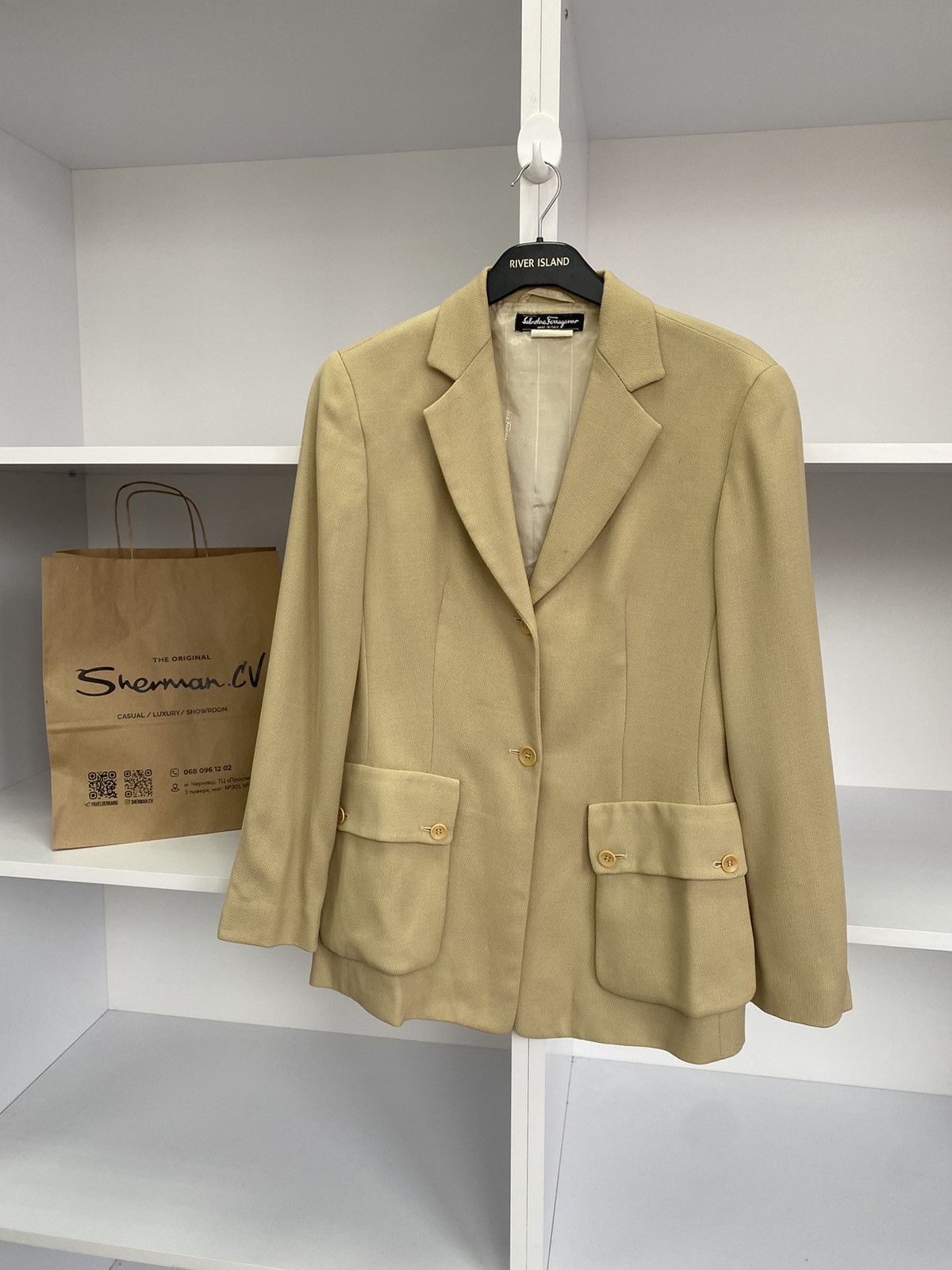 Designer × Salvatore Ferragamo × Vintage Vintage Salvatore Ferragamo beige blazer Size M / US 6-8 / IT 42-44 - 2 Thumbnail