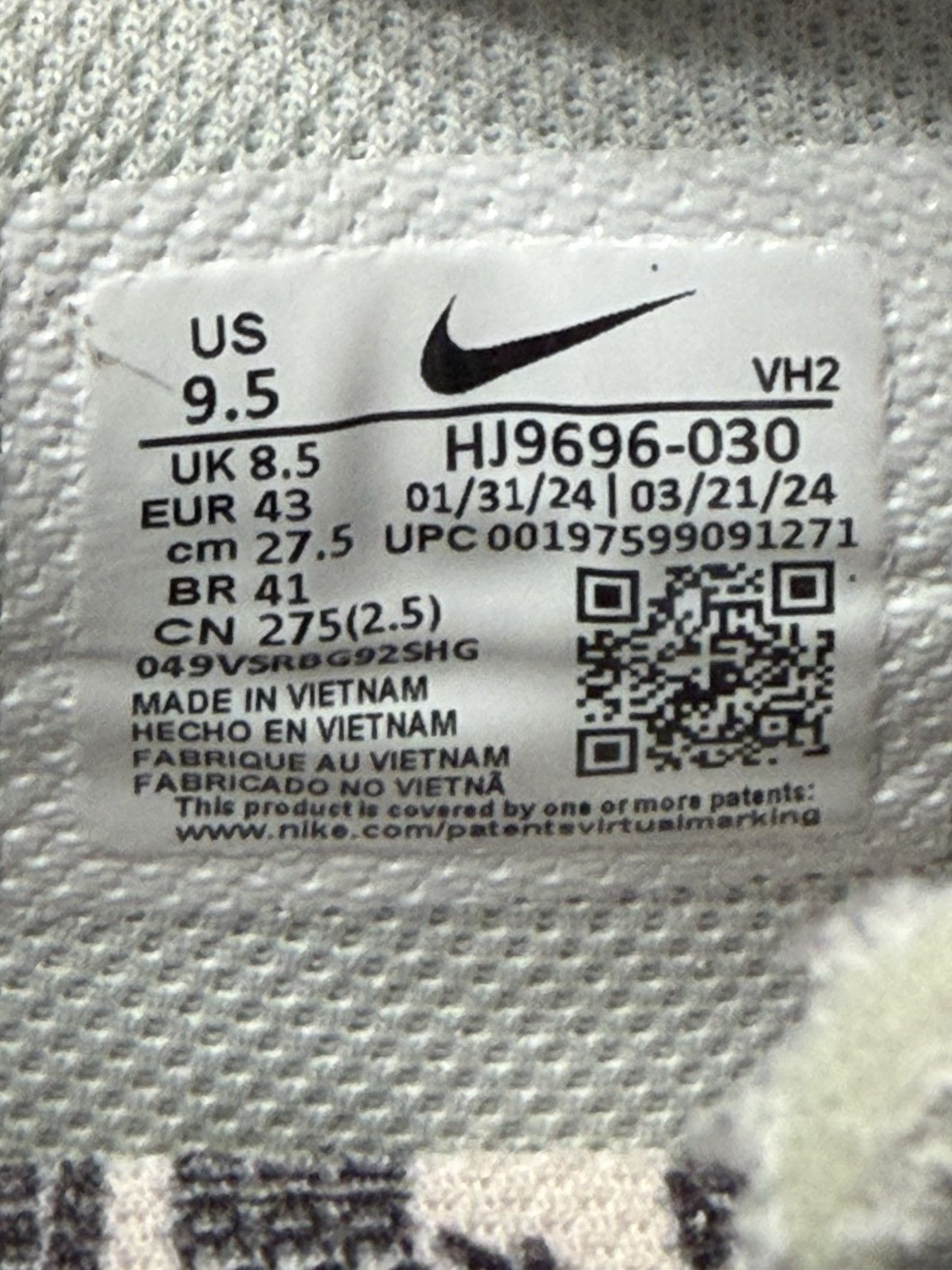 Nike Nike Air Max Excee White Deep Green and Burgundy l 9.5M/11W Size US 9.5 / EU 42-43 - 2 Thumbnail