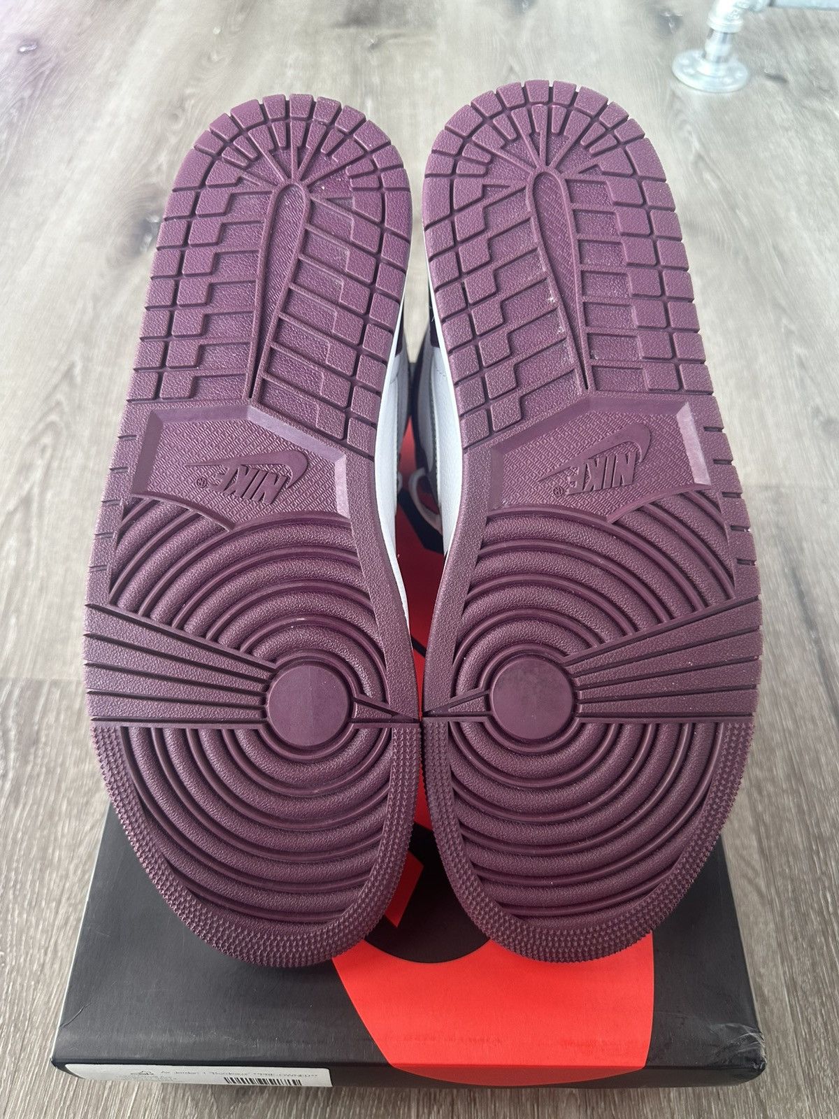 Jordan Brand Air Jordan 1 High OG “Bordeaux” **PRE-OWNED** Size US 10.5 / EU 43-44 - 5 Thumbnail