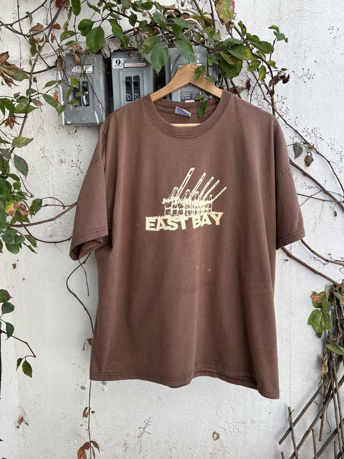Vintage 90s East Bay Factory Souvenir Random Tee Size US XXL / EU 58 / 5 - 1 Thumbnail