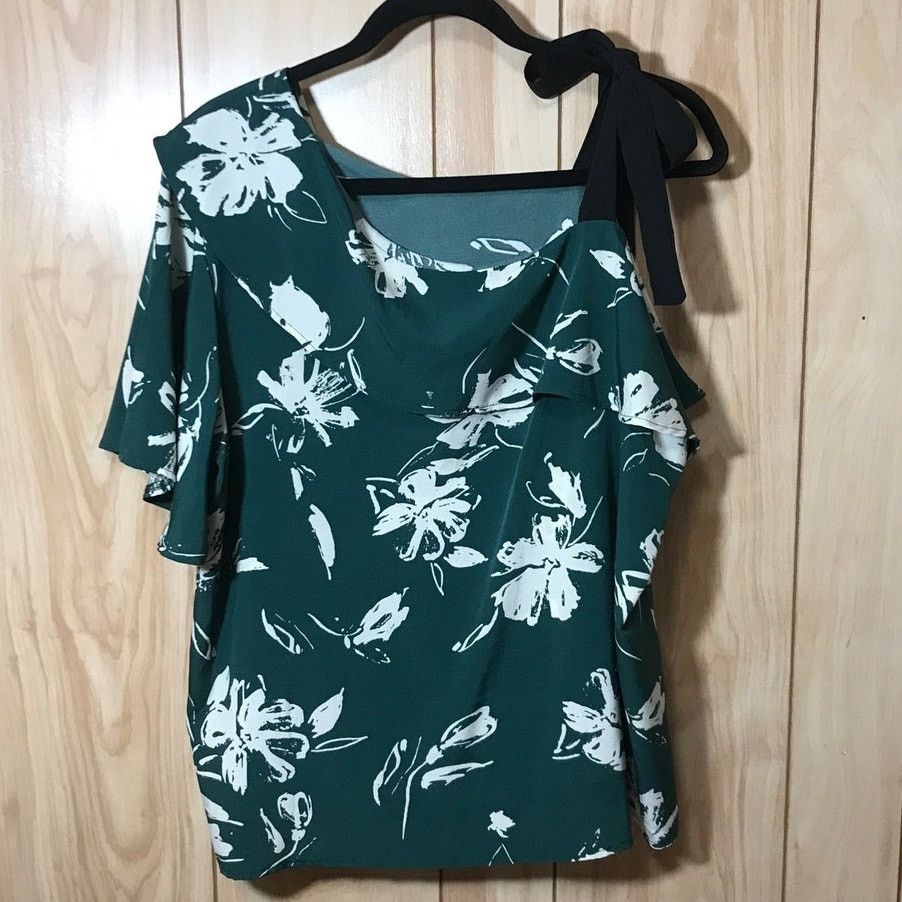 Shein Shein Curve Green Floral Short Sleeve Top 1XL Size XL / US 12-14 / IT 48-50 - 1 Thumbnail