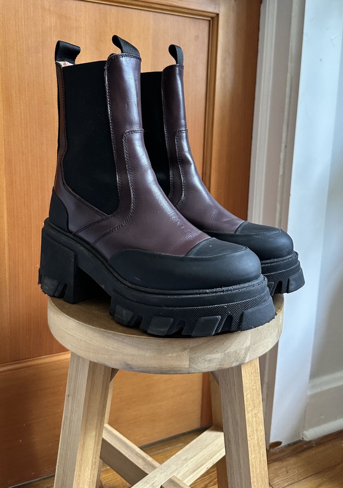 Ganni Ganni Bicolor Leather Mid Chelsea Boots in burgundy Size US 9 / IT 39 - 2 Thumbnail