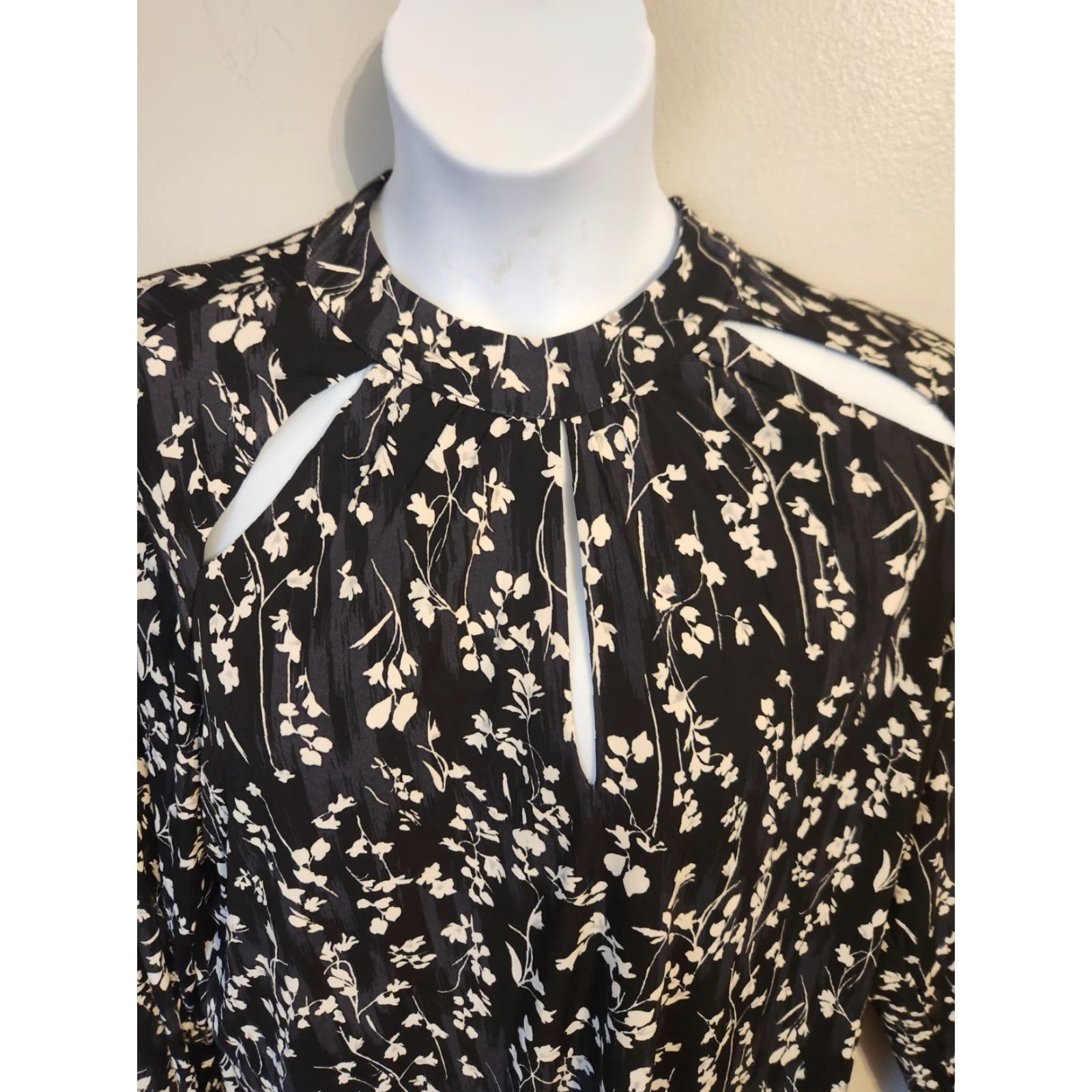 Vintage Cato Blouse Black Floral Keyhole Trim Silky Top 4X Plus Size Womens Casual Sleeve Round Neck Size XXL / US 16-18 / IT 52-54 - 2 Thumbnail