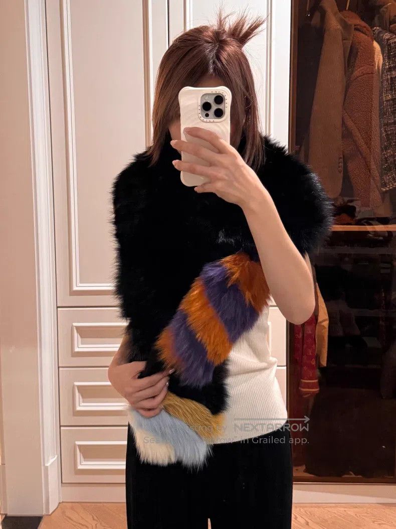 Fendi Fendi size 16x140cm Black Patchwork Fox Fur Shawl Size ONE SIZE - 4 Thumbnail