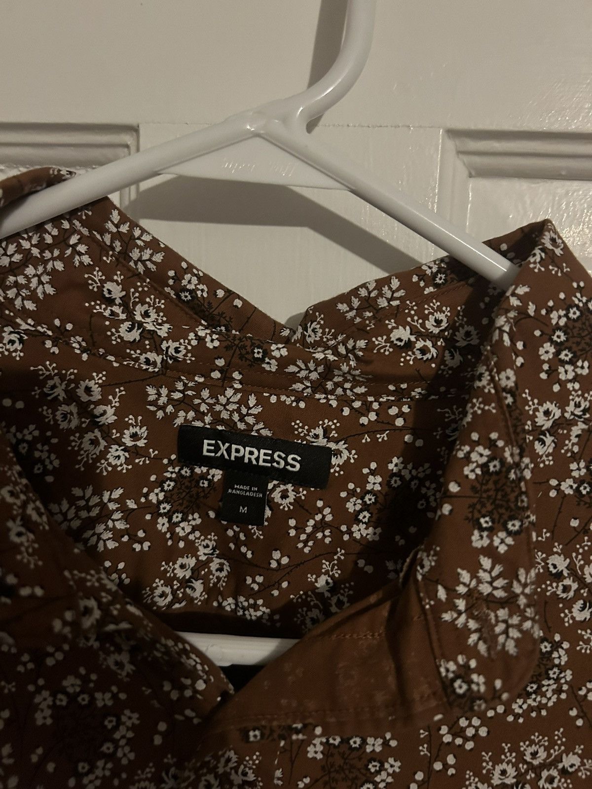 Express Express light brown floral button down Size US M / EU 48-50 / 2 - 3 Thumbnail