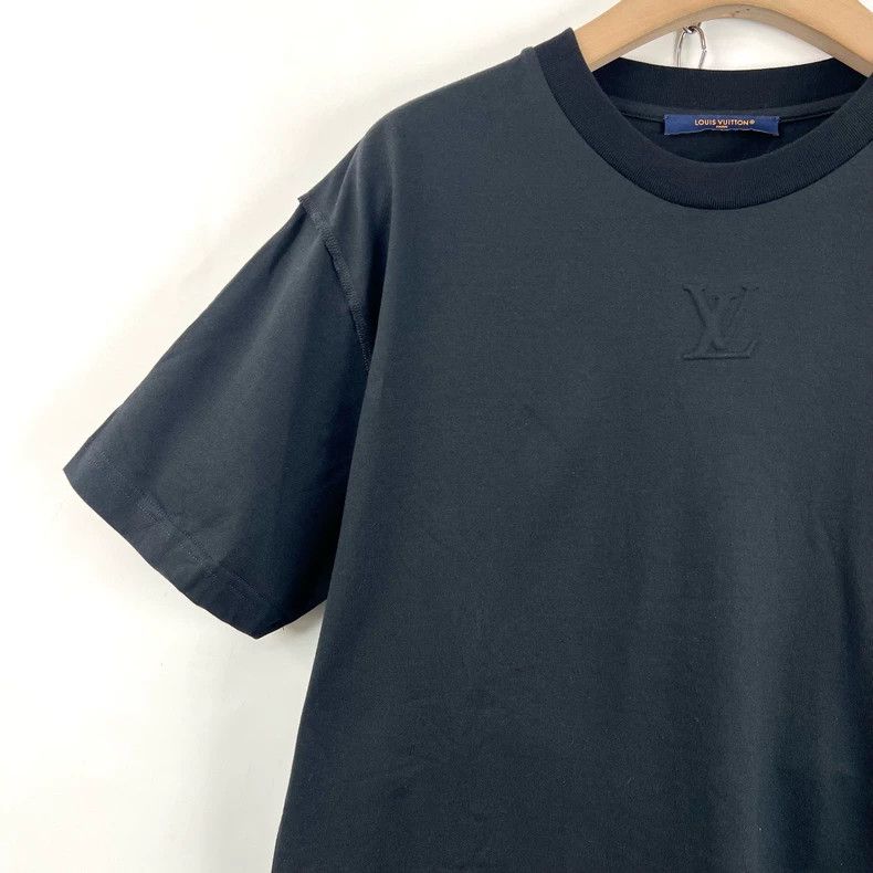Louis Vuitton Louis Vuitton Black chest embossed logo short sleeve Size US M / EU 48-50 / 2 - 1 Thumbnail